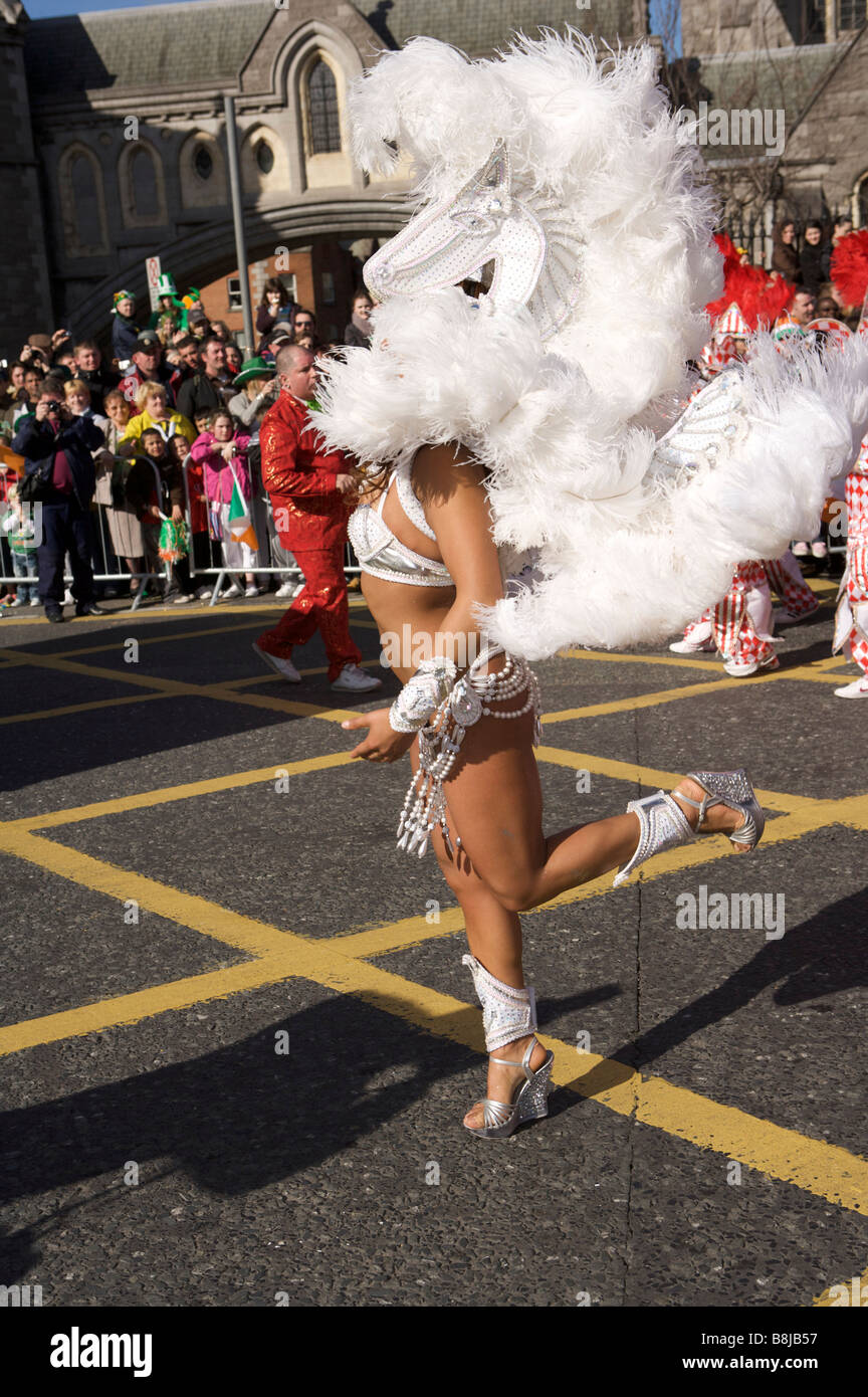 Ein Teilnehmer Tänze für das Publikum in der St. Patricks Day Parade in Dublin Irland in einem brasilianischen Kostüm in heller Sonne Stockfoto