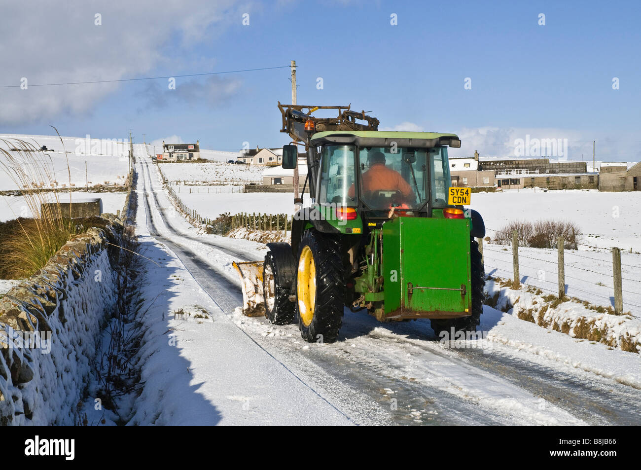 dh ROADS UK Farm Traktor Winter Schneepflug Schneeräumung von Orkney Landstraßen ländliche Pflug Straße schottland Stockfoto