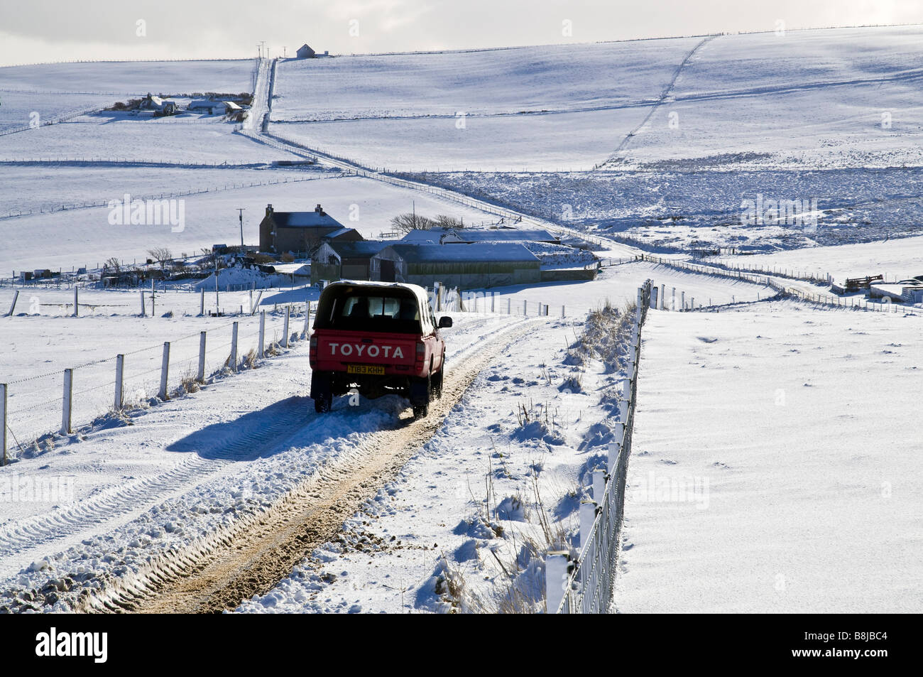 Dh Schottland Winter Straße STRASSEN UK Autofahren eisigen verschneiten Straßen schnee Orkney Auto ländlichen Bauernhof Landwirtschaft Stockfoto