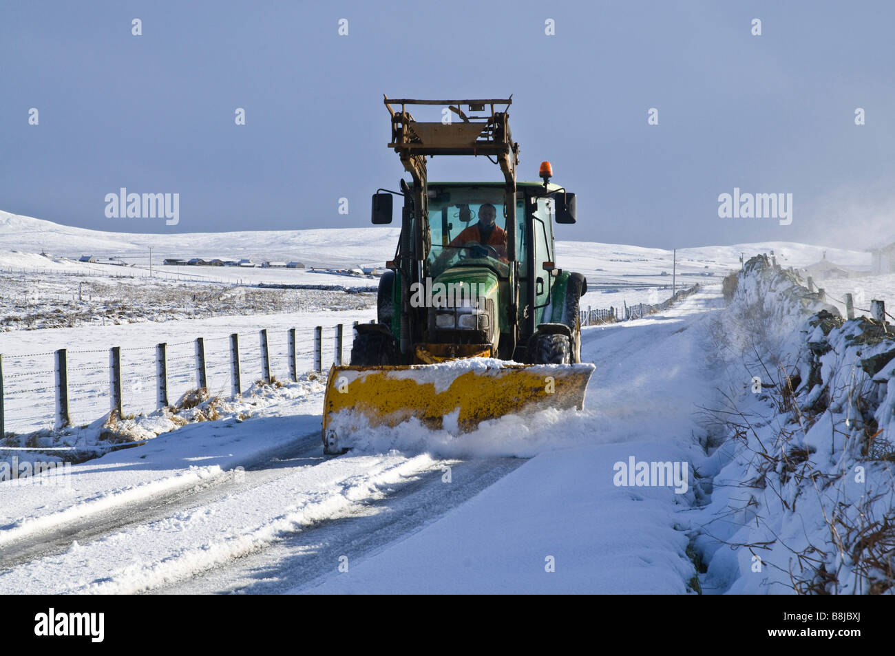 dh ROADS UK Winter Farm Traktor Schneepflug Schneeräumung von Orkney Landstraßen Straßenpflug schottland Traktoren Stockfoto