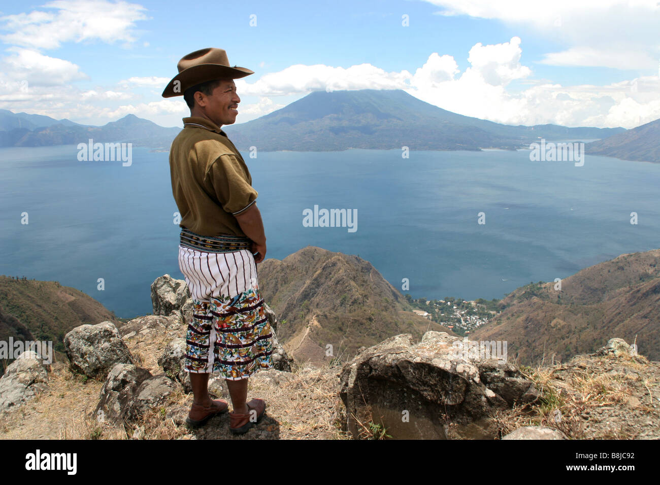 Maya-Indianer in traditioneller Tracht aus Santiago de Atitlan mit Blick auf Lake Atitlan, Guatemala, Atitlansee, Santiago de Atitlan Stockfoto