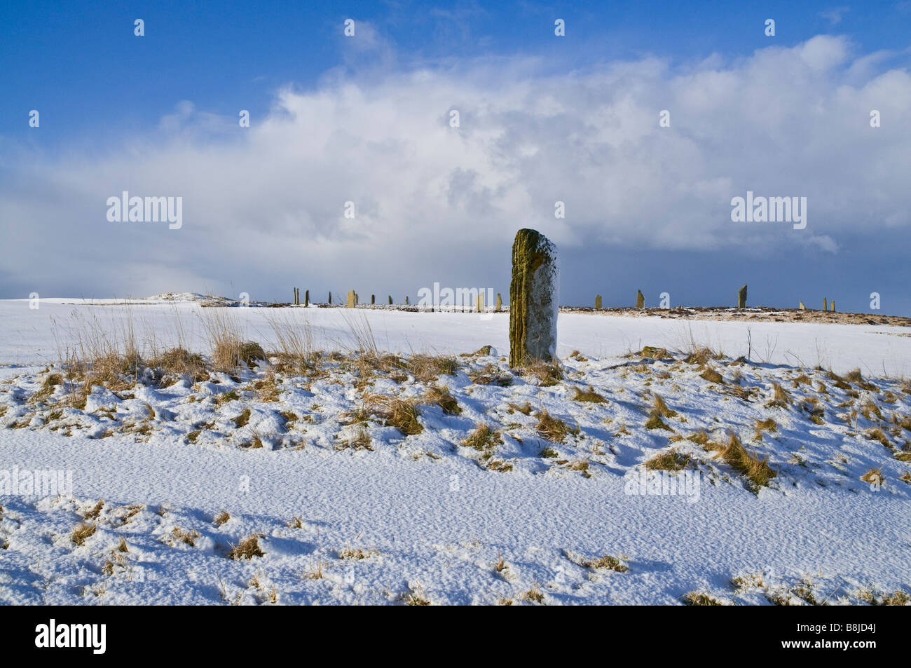 dh Komet Stein RING OF BRODGAR ORKNEY Stone Monolith im Schnee und Steinen Kreis henge Stockfoto