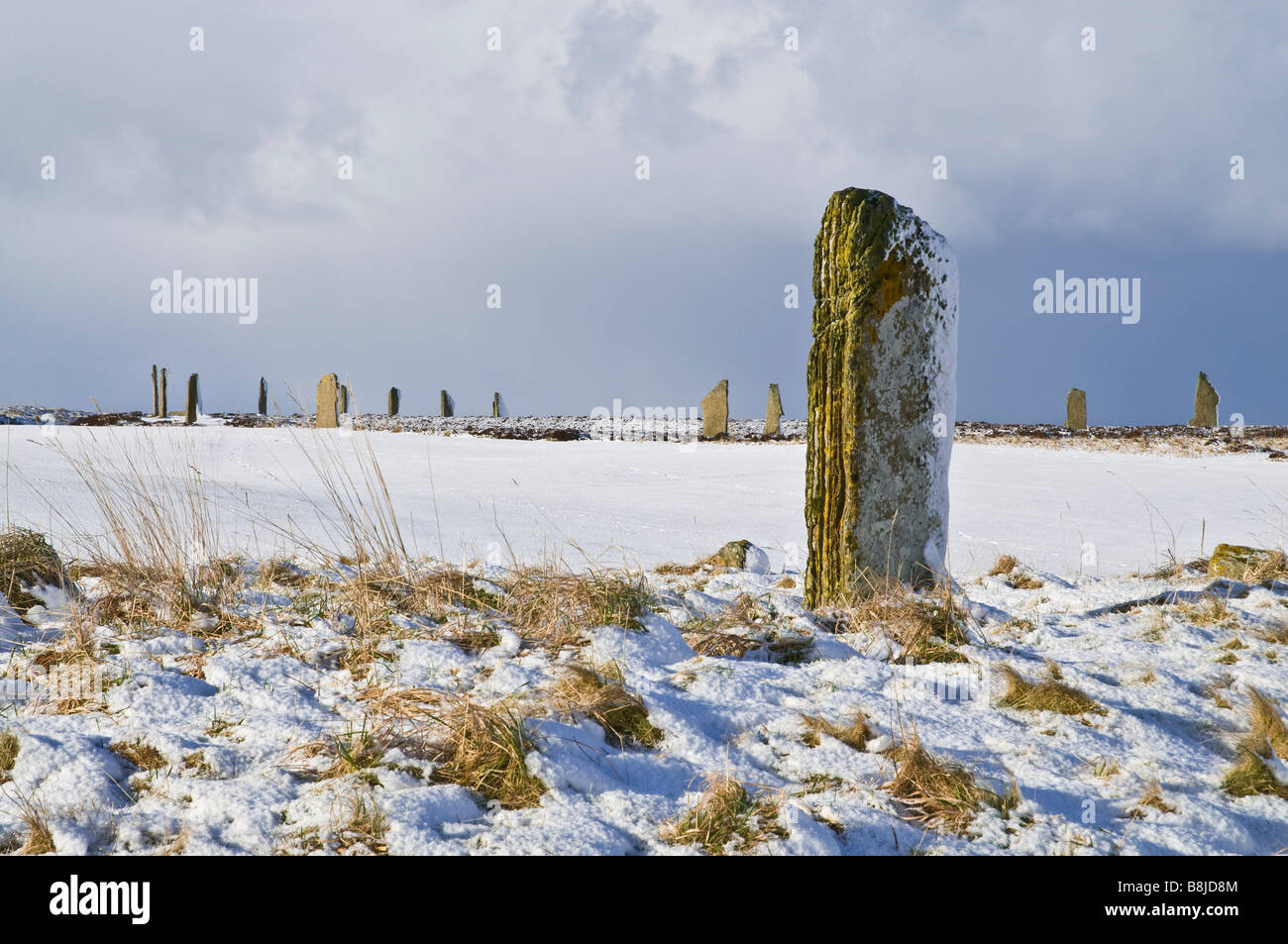 dh Komet Stein RING OF BRODGAR ORKNEY Stone Monolith im Schnee und Steinen Kreis henge Stockfoto