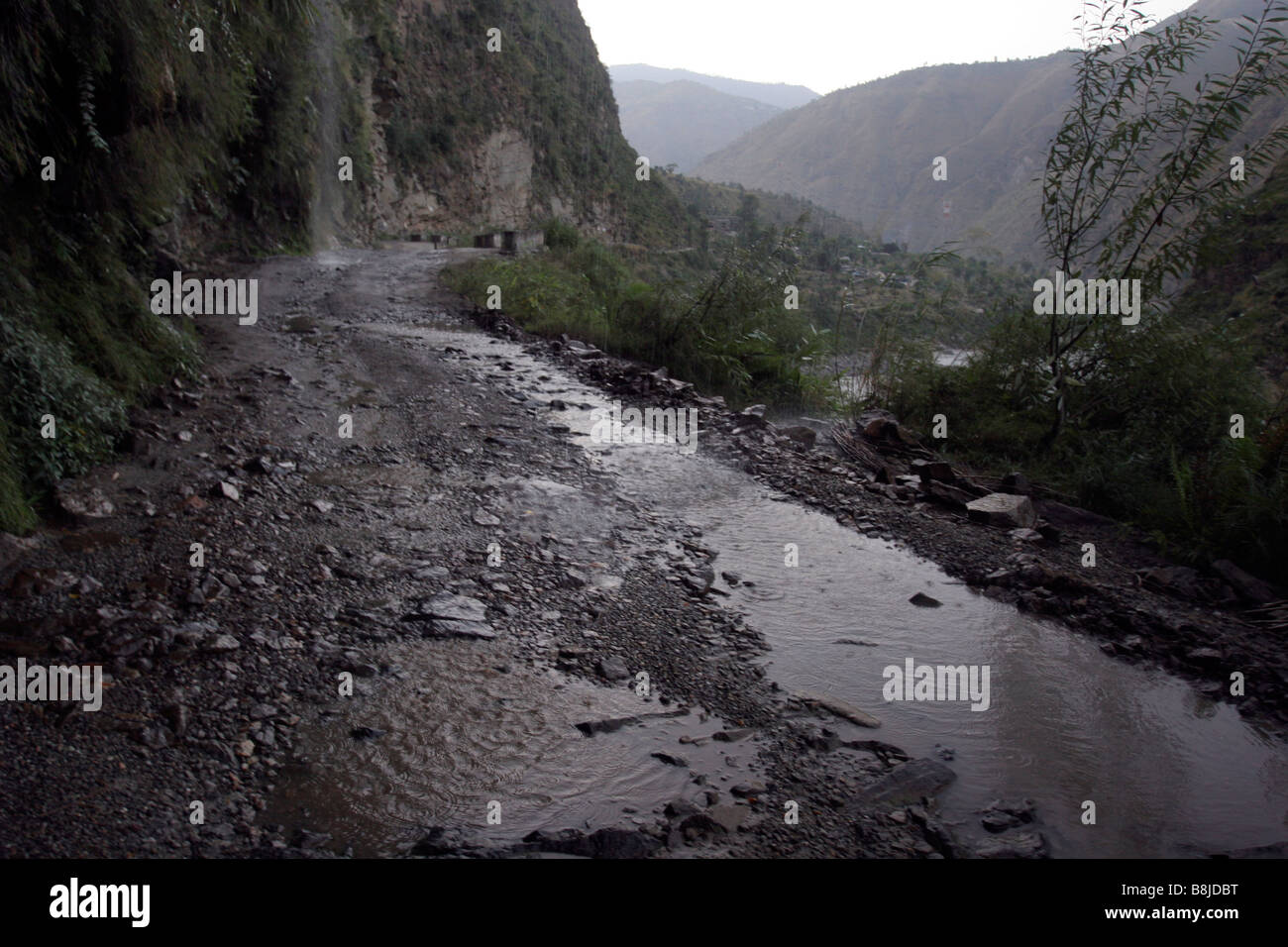 Eine Straße in einem schlechten Zustand in Himachal Pradesh im Himalaya in Indien Stockfoto