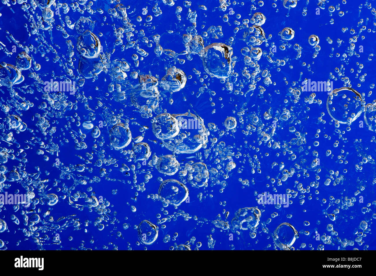 Luftblasen im Eis eingefroren. Close-up Stockfoto