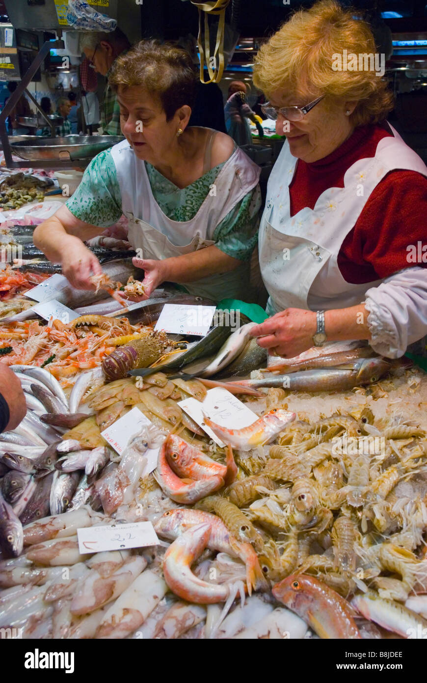 Fisch und Meeresfrüchte Stände auf La Boqueria-Markt in Barcelona-Spanien-Europa Stockfoto