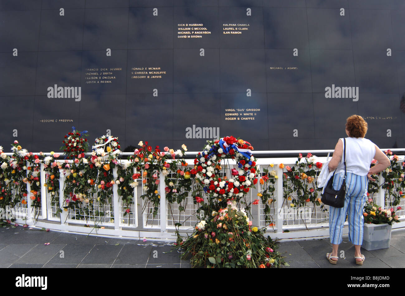 Trauernder steht vor dem Denkmal memorialize Astronauten, Orlando, Florida Stockfoto