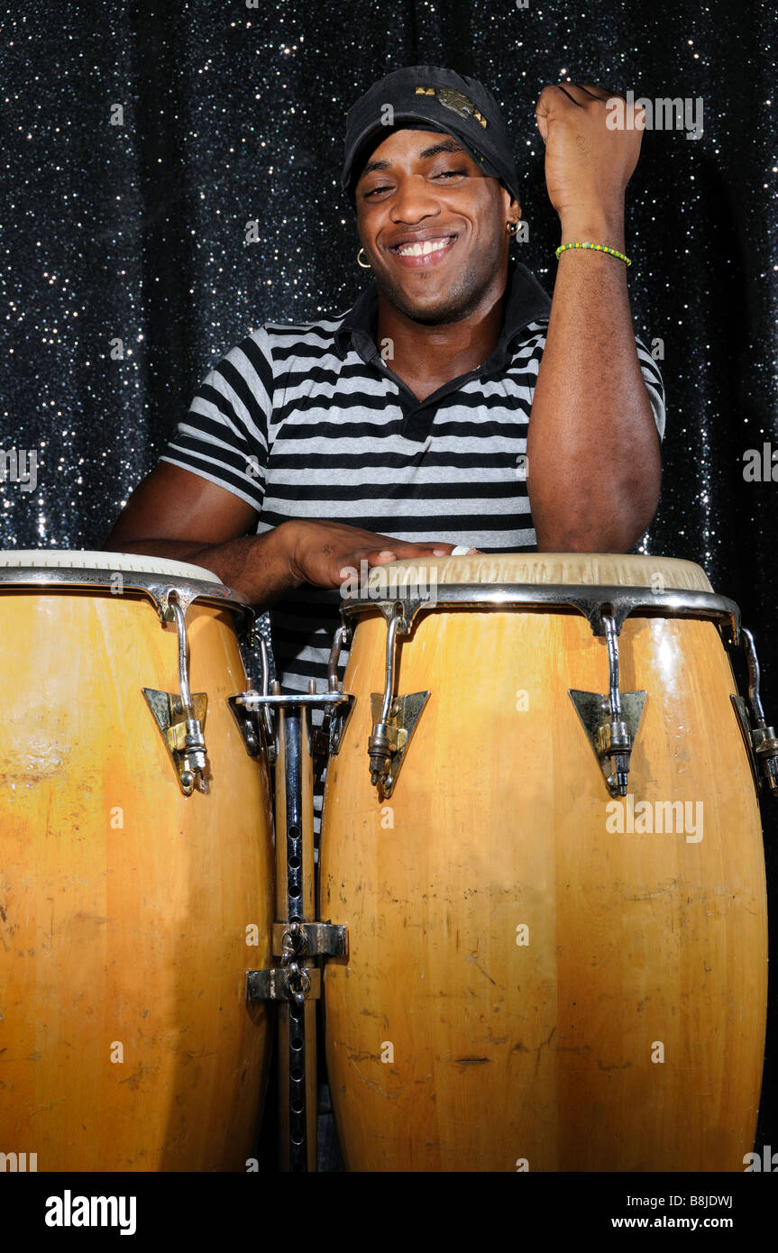 Porträt des jungen Latino Percusionist spielen afrikanische Trommeln Stockfoto