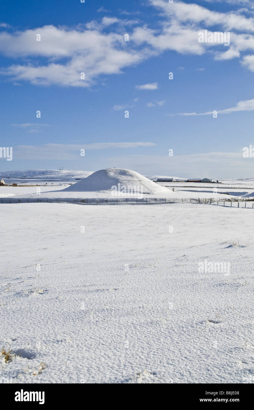 dh MAESHOWE ORKNEY Neolithische Grabkammer Hügel Schneelandschaft Winterzeit-Kaimn Stockfoto
