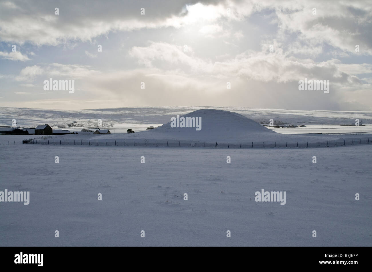 dh MAESHOWE ORKNEY Neolithische Grabkammer Hügel Schneeszene Winterzeit alte Stätte kammerte Winter Bronzezeit Stätten uk Stockfoto