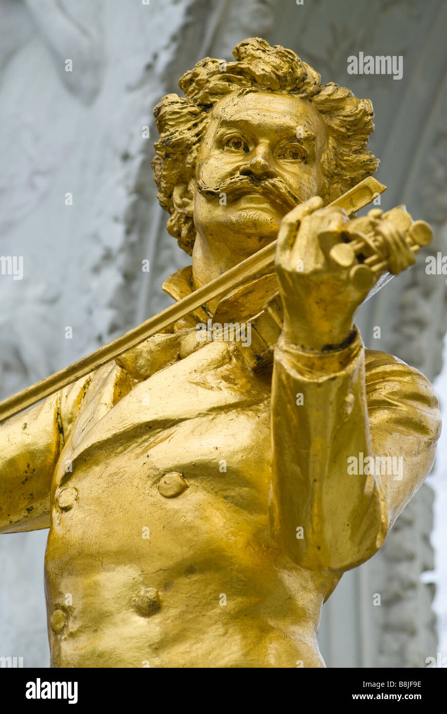 das berühmte goldene Denkmal von Johann Strauss im Wiener Stadtpark im ersten Wiener Gemeindebezirk befindet sich Stockfoto