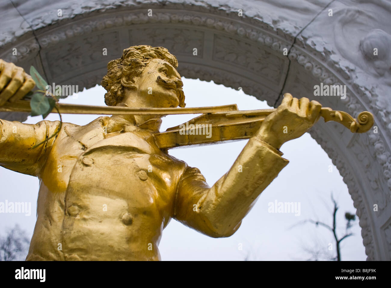 das berühmte goldene Denkmal von Johann Strauss im Wiener Stadtpark im ersten Wiener Gemeindebezirk befindet sich Stockfoto