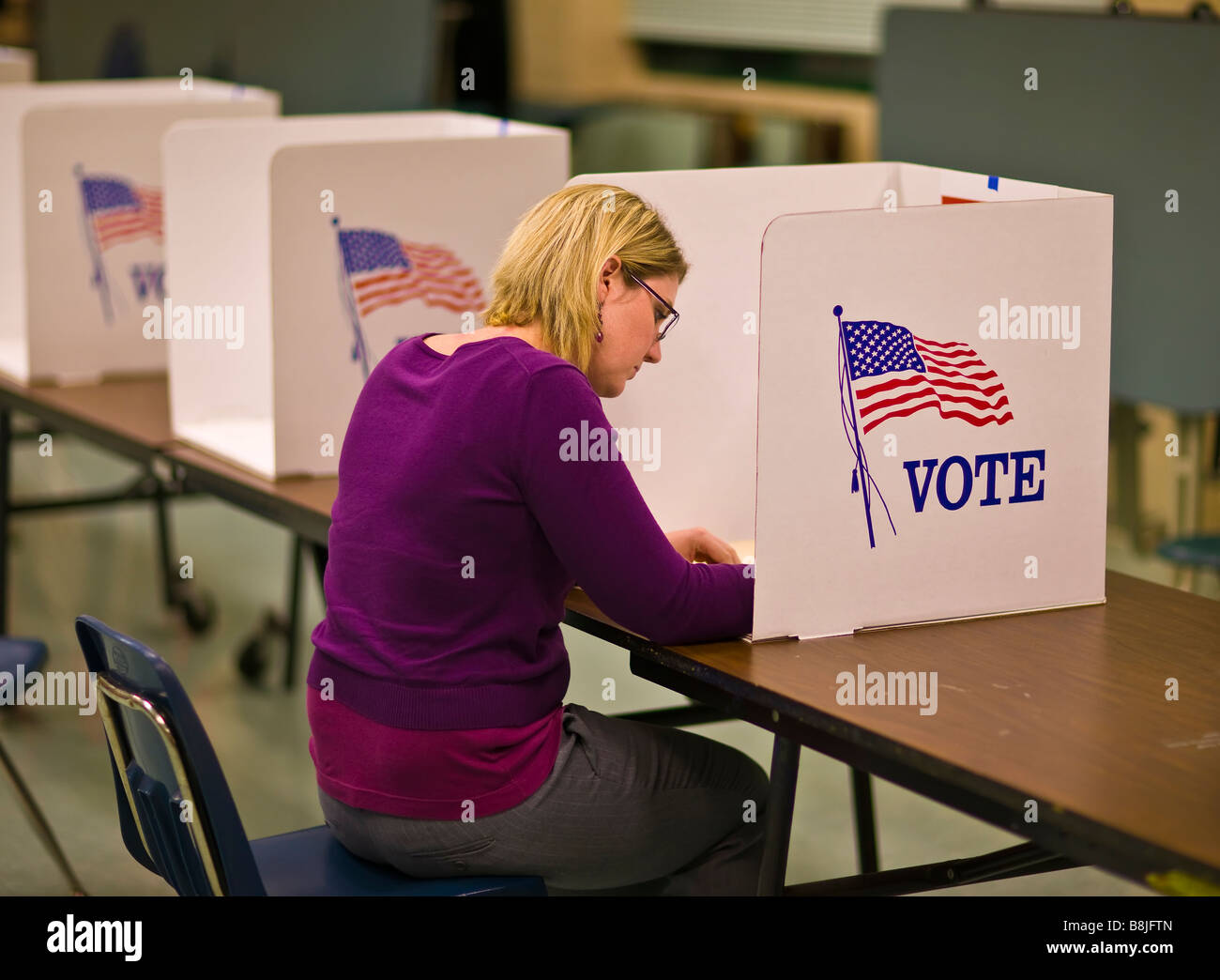 FAIRFAX COUNTY, VIRGINIA USA - Frau-Wähler bei Umfragen während Präsidentenwahl 4. November 2008. Stockfoto