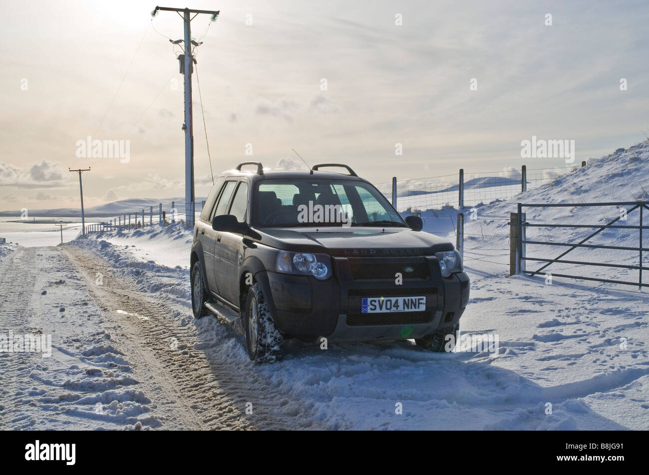 dh Freelander Landrover 4x4 LAND ROVER UK SCOTLAND Motor ICY Winter Schnee Straßen uk Straßenwetter Stockfoto