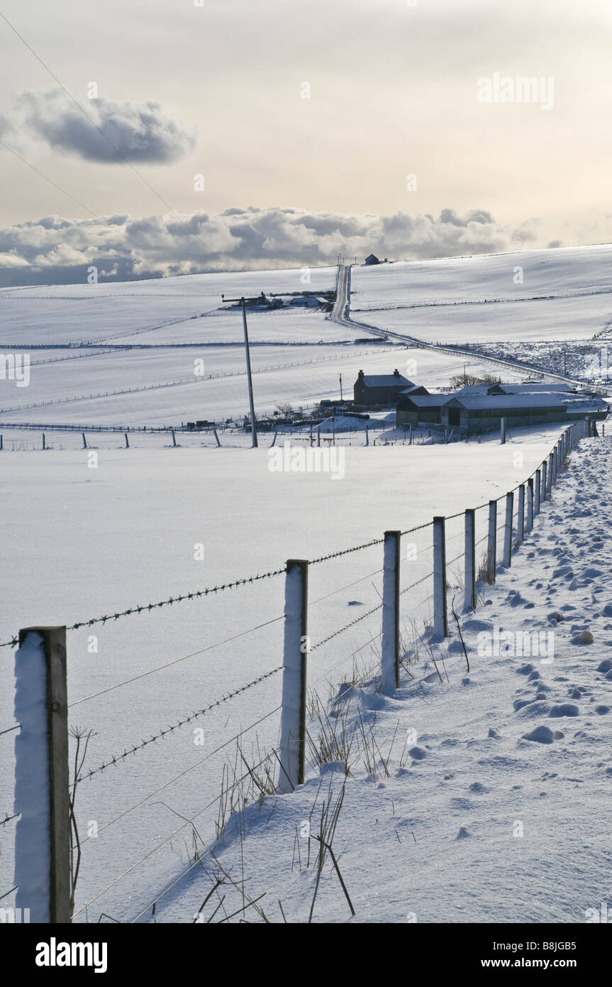 dh Quholm ROADS UK Snow Fields Farmhäuser Orkney winterlicher Winter Bauernhaus Winter Bauernhaus Stockfoto