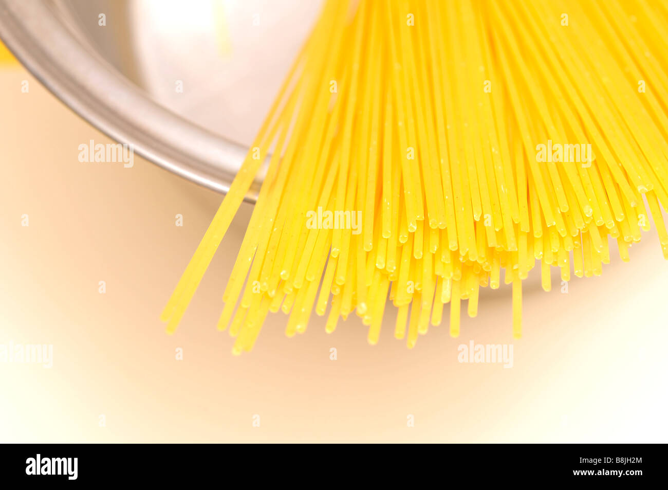 getrocknete Spaghetti in Edelstahl Pfanne Nudeln Stockfoto