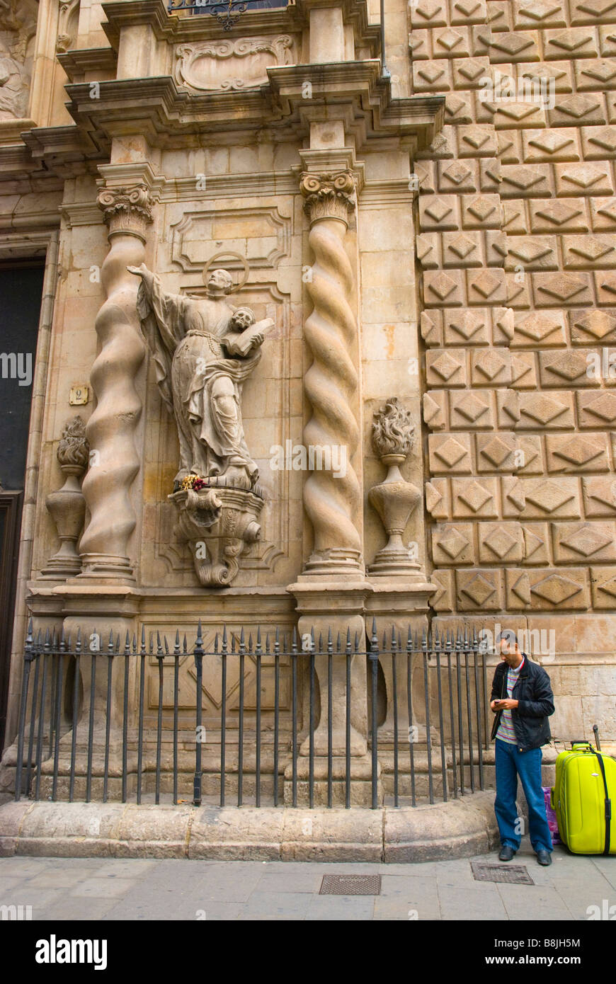Man schreibt eine SMS-Nachricht außerhalb Eglasia de Betlem Kirche in El Raval Viertel von Barcelona Spanien Europa Stockfoto