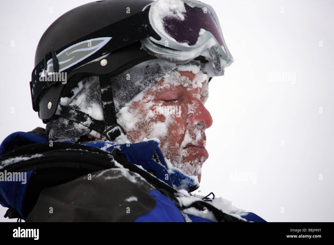 Des Fahrers Gesicht bedeckt im Schnee nach einem Sturz beim bergab auf Mount Hood in Oregon in den Vereinigten Staaten Stockfoto