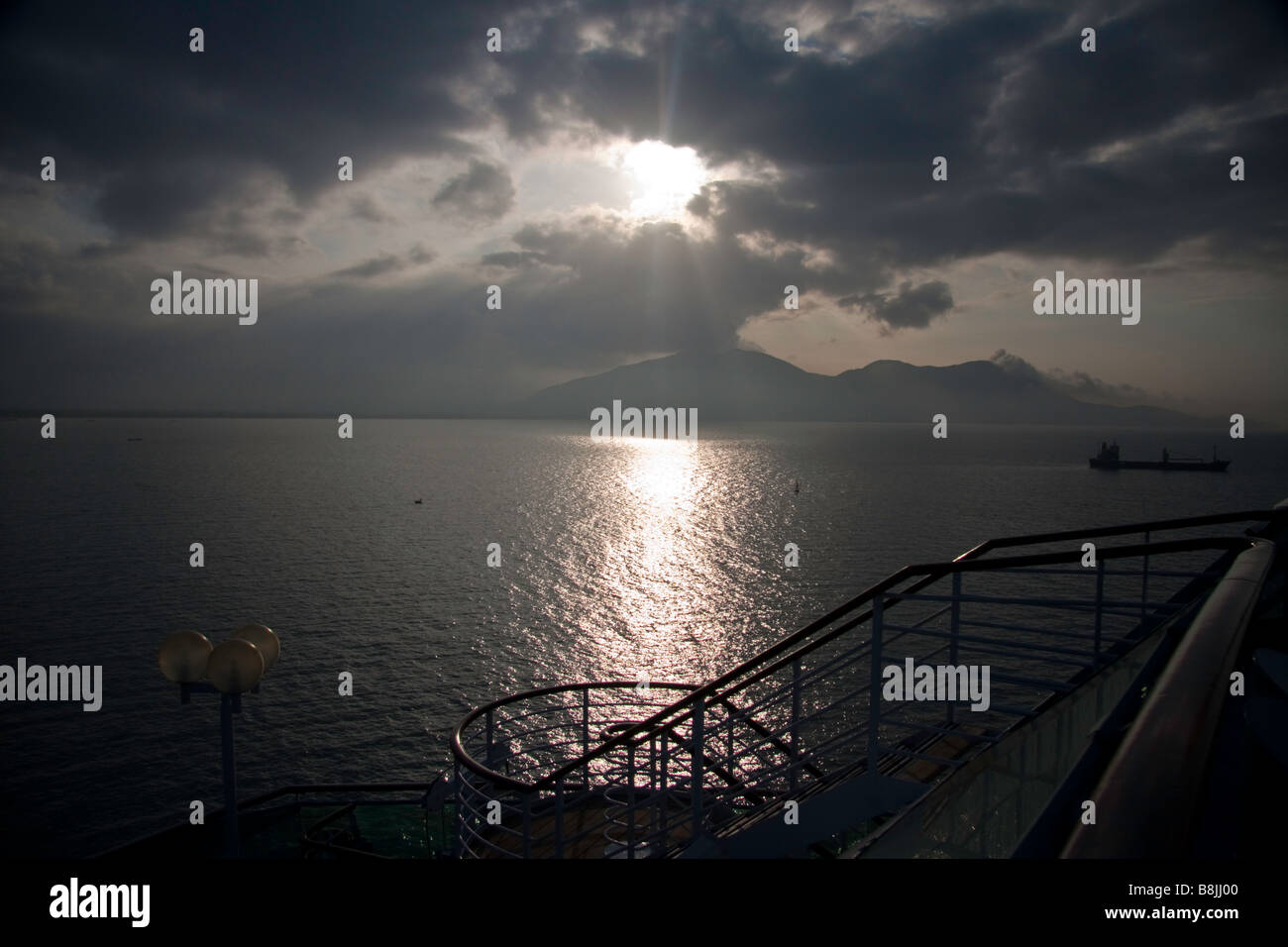 Ein Sonnenuntergang erschossen genommen vor der Küste von China Stockfoto