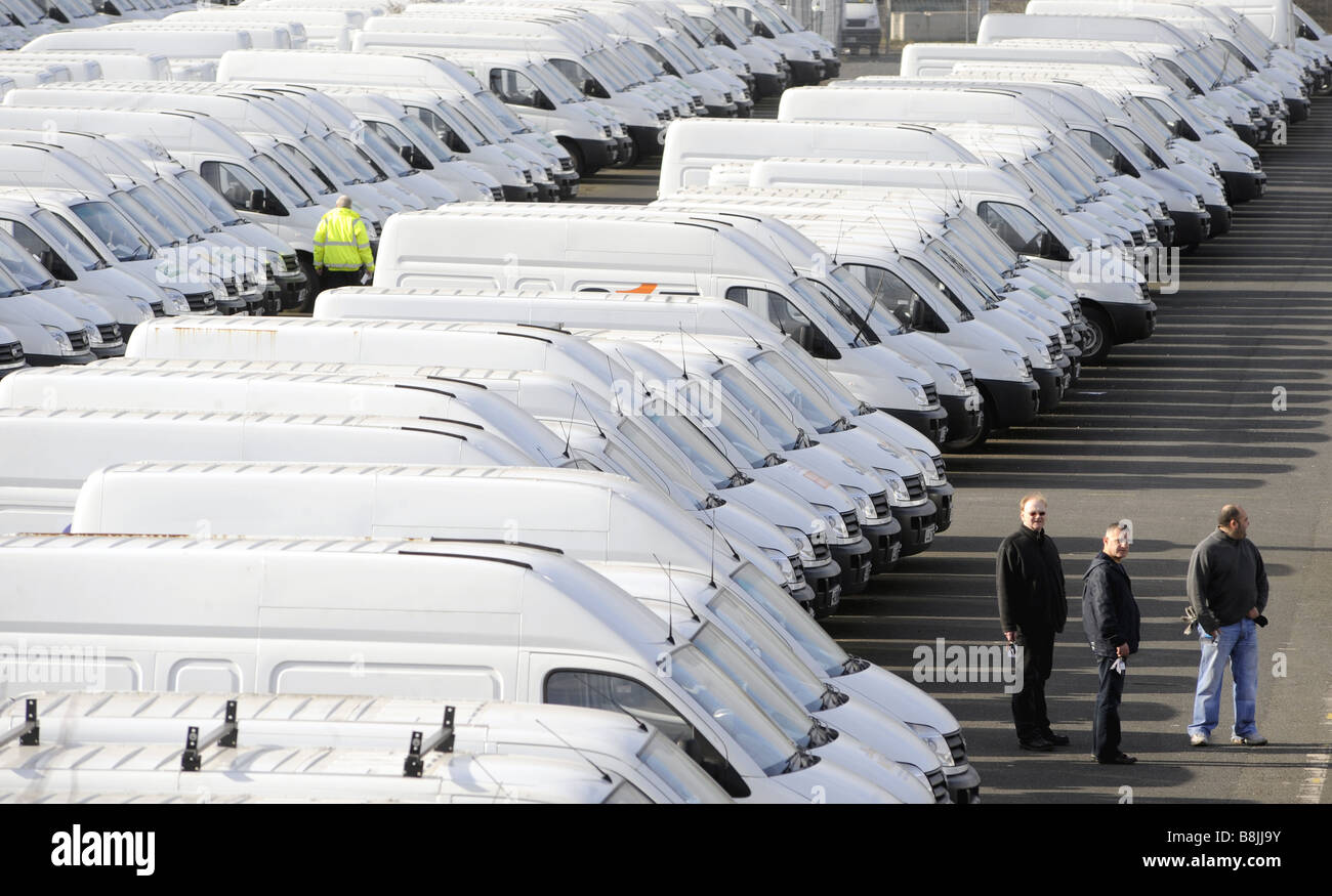 ARBEITNEHMER MIT DEN LINIEN DER NEUE TRANSPORTER DER LDV VAN FABRIK IN DREWS LANE, WASHWOOD HEATH, BIRMINGHAM, ENGLAND. Stockfoto