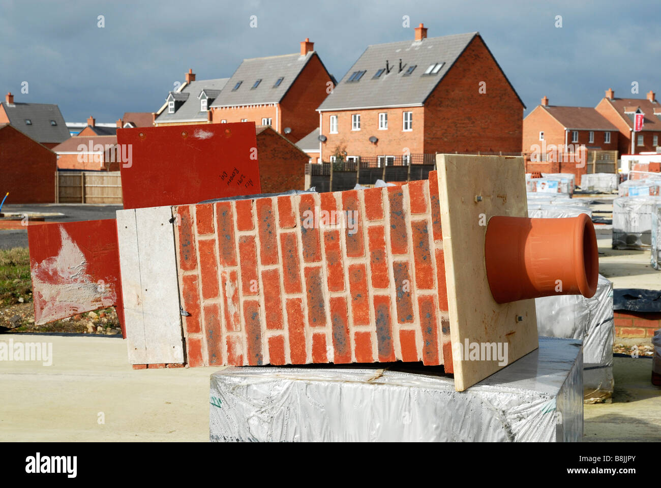 Ein Schornstein auf einer Baustelle Redrow Häuser in The Grange Desborough Northants., UK. Stockfoto