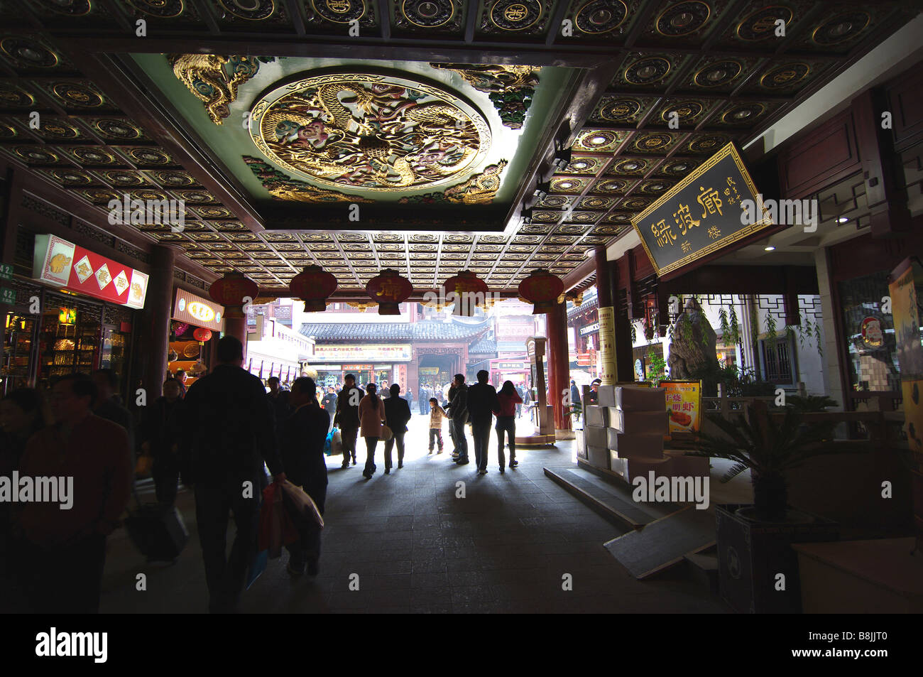 Kundenansturm auf den Märkten des alten Shanghai, China um einkaufen zu gehen. Eine touristische Attraktion in ganz Asien, Reisen Menschen darauf. Stockfoto