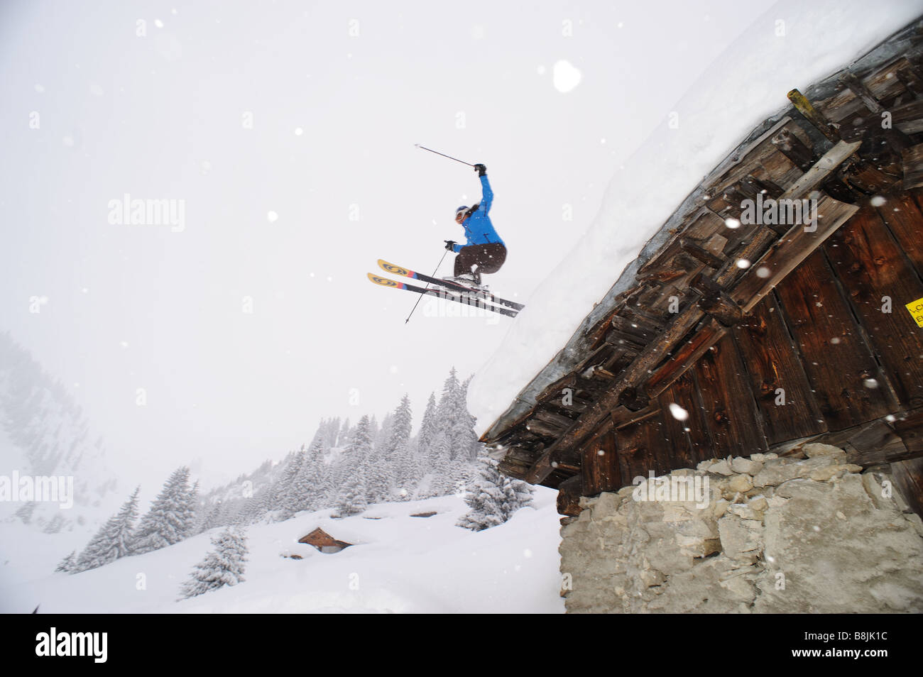 Skifahrer Sprünge über eine kleine Hütte in der Berg Region von Disentis Stockfoto