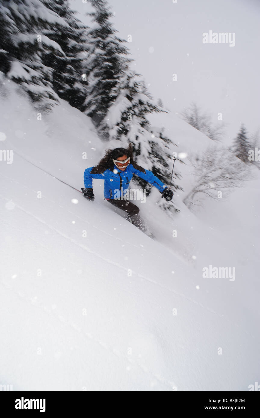 Skifahrer, die einen Hang hinunter Carven Stockfoto