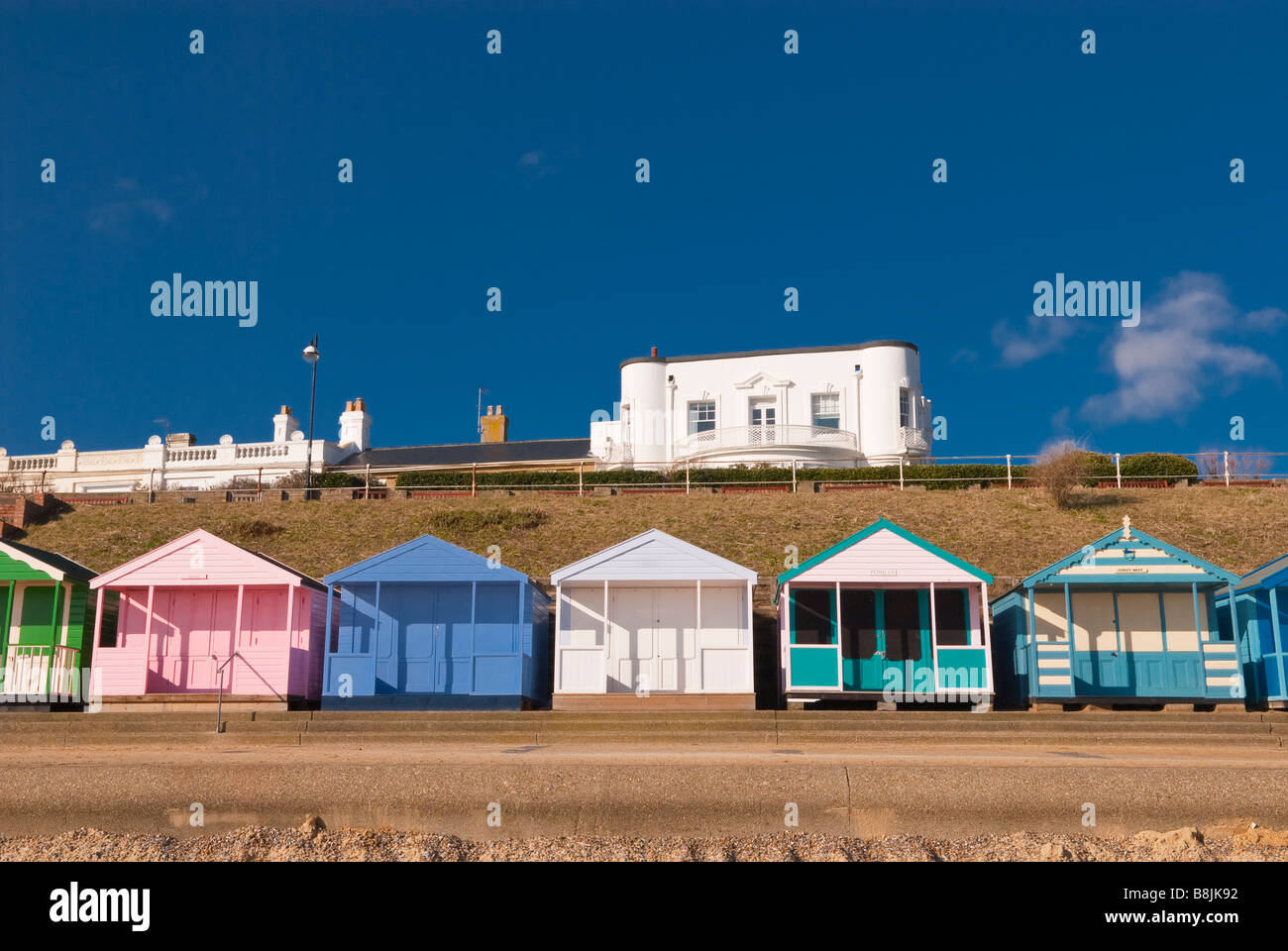 Strandhütten und Häuser an der Küste in Southwold Stockfoto