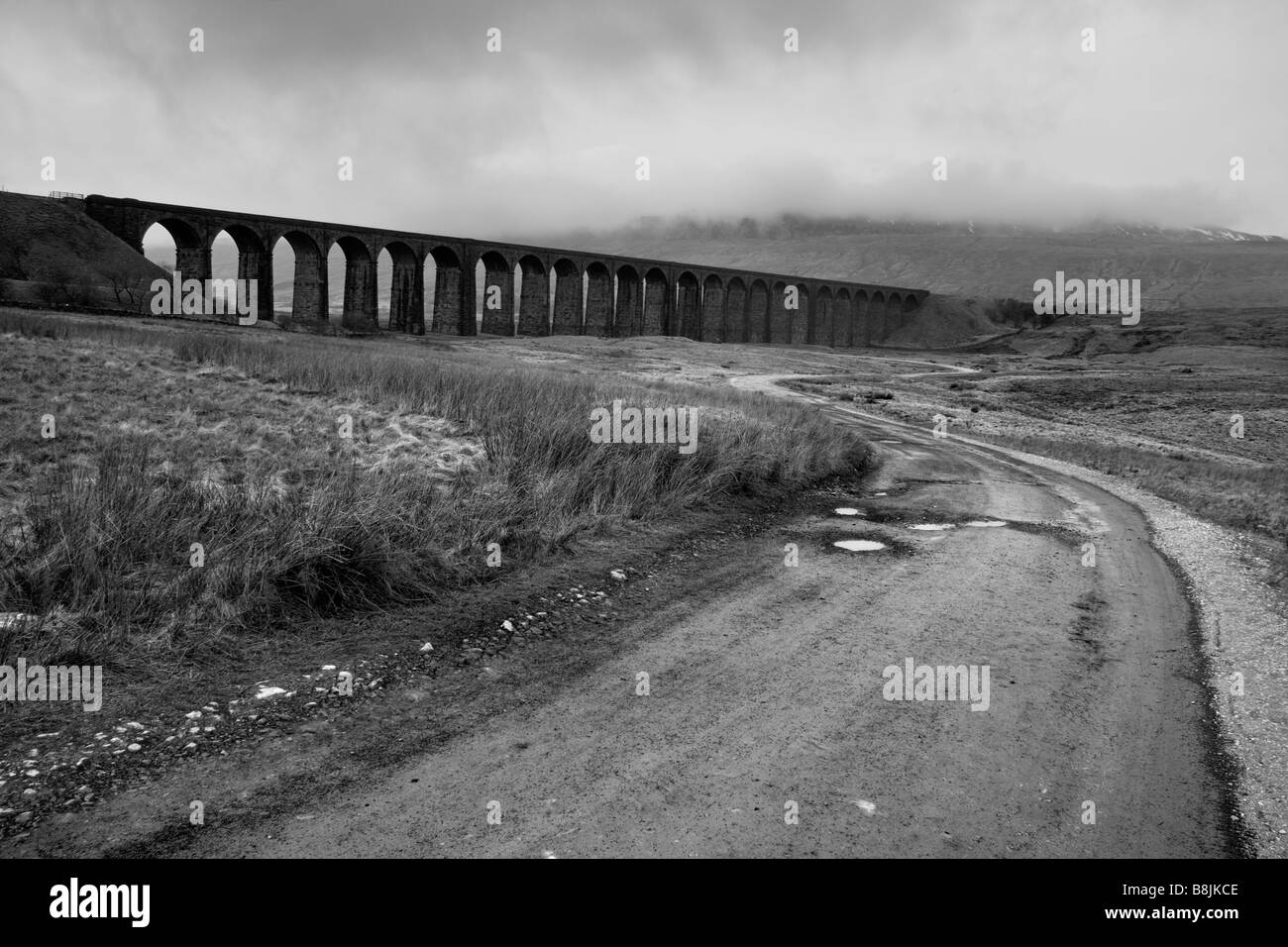 Gewitterwolken über Ribblesdale, Ribblehead-Viadukt, North Yorkshire, Yorkshire Dales Stockfoto
