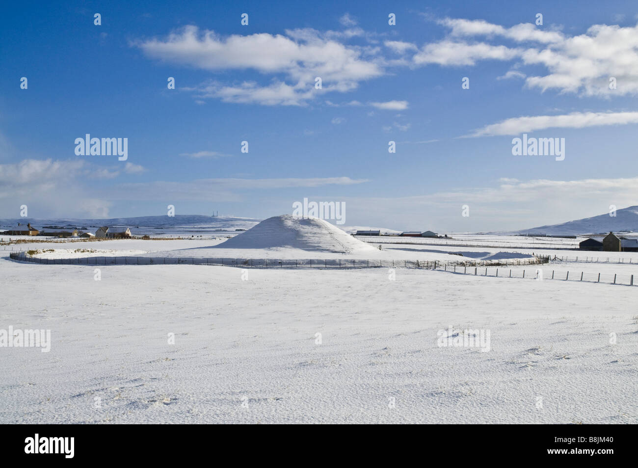 dh MAESHOWE ORKNEY Ancient Neolithische Grabkammer Hügel Schneeszene Bronzezeit Standort Landschaft schneebedeckten Kammern Winter Stockfoto