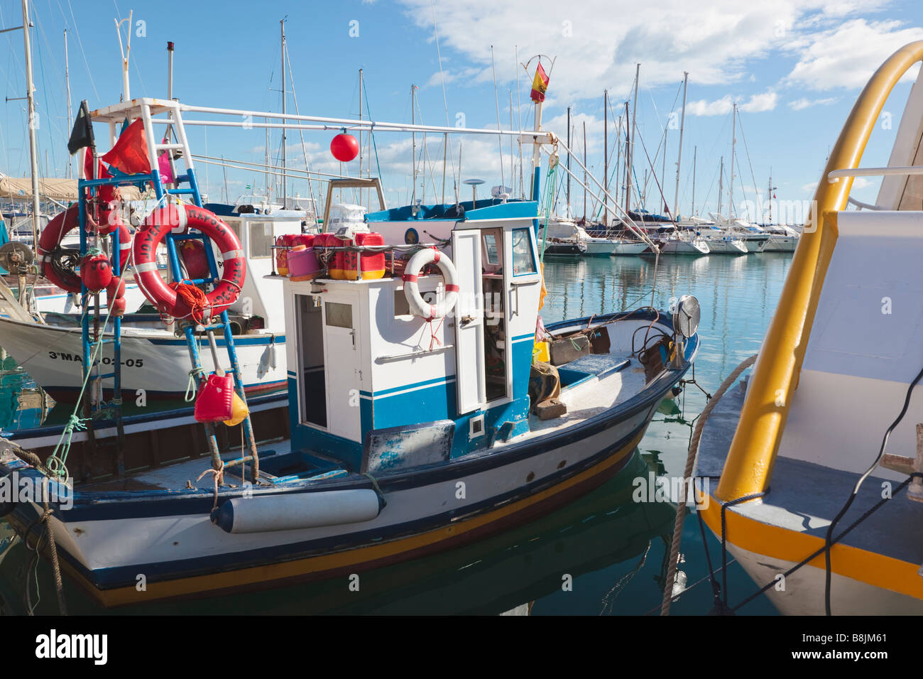 Fuengirola Malaga Provinz Costa del Sol Spanien Angelboote/Fischerboote im Hafen Stockfoto