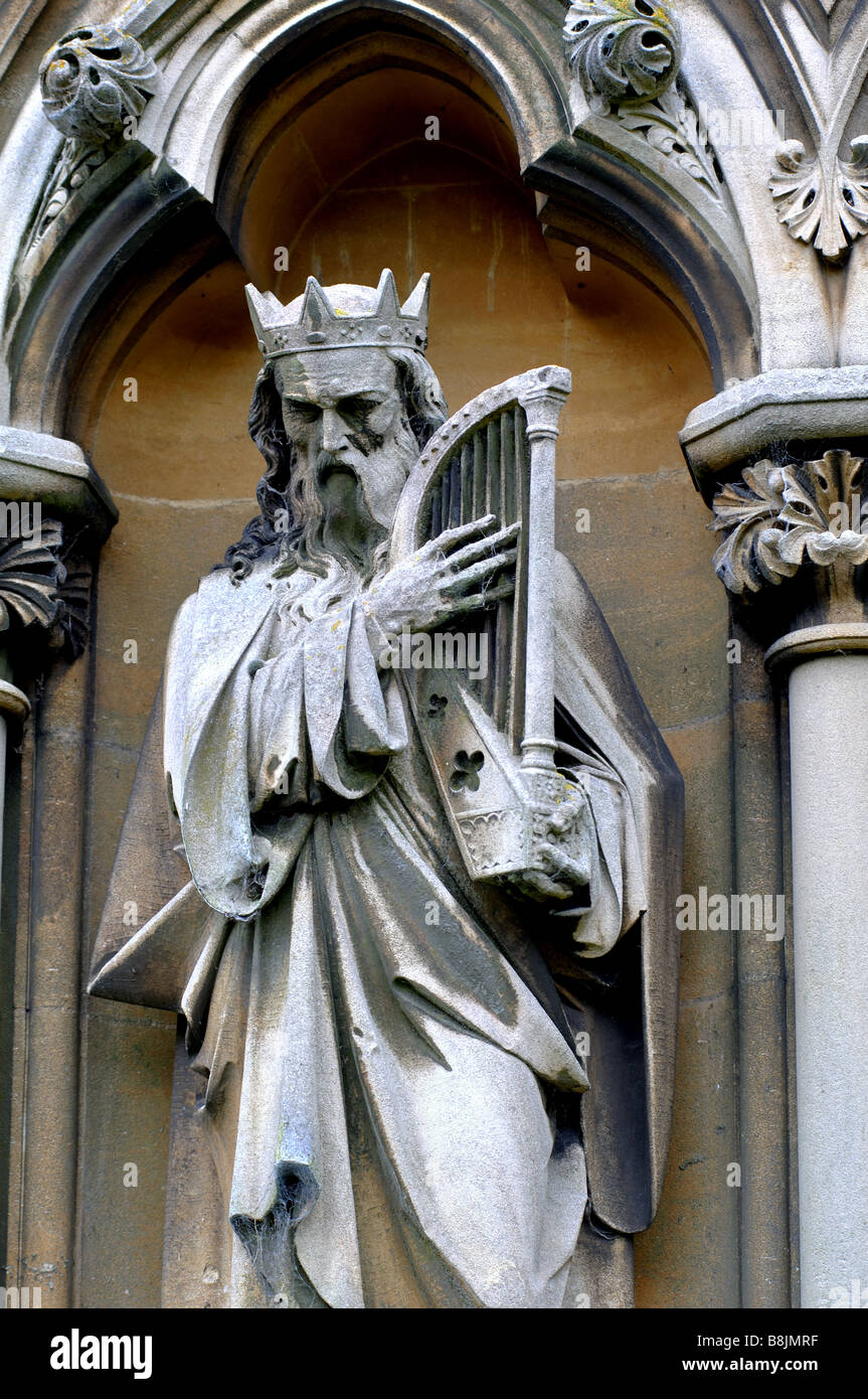 Abbildung spielt Harfe auf All Saints Church, Sherbourne, Warwickshire, England, UK Stockfoto