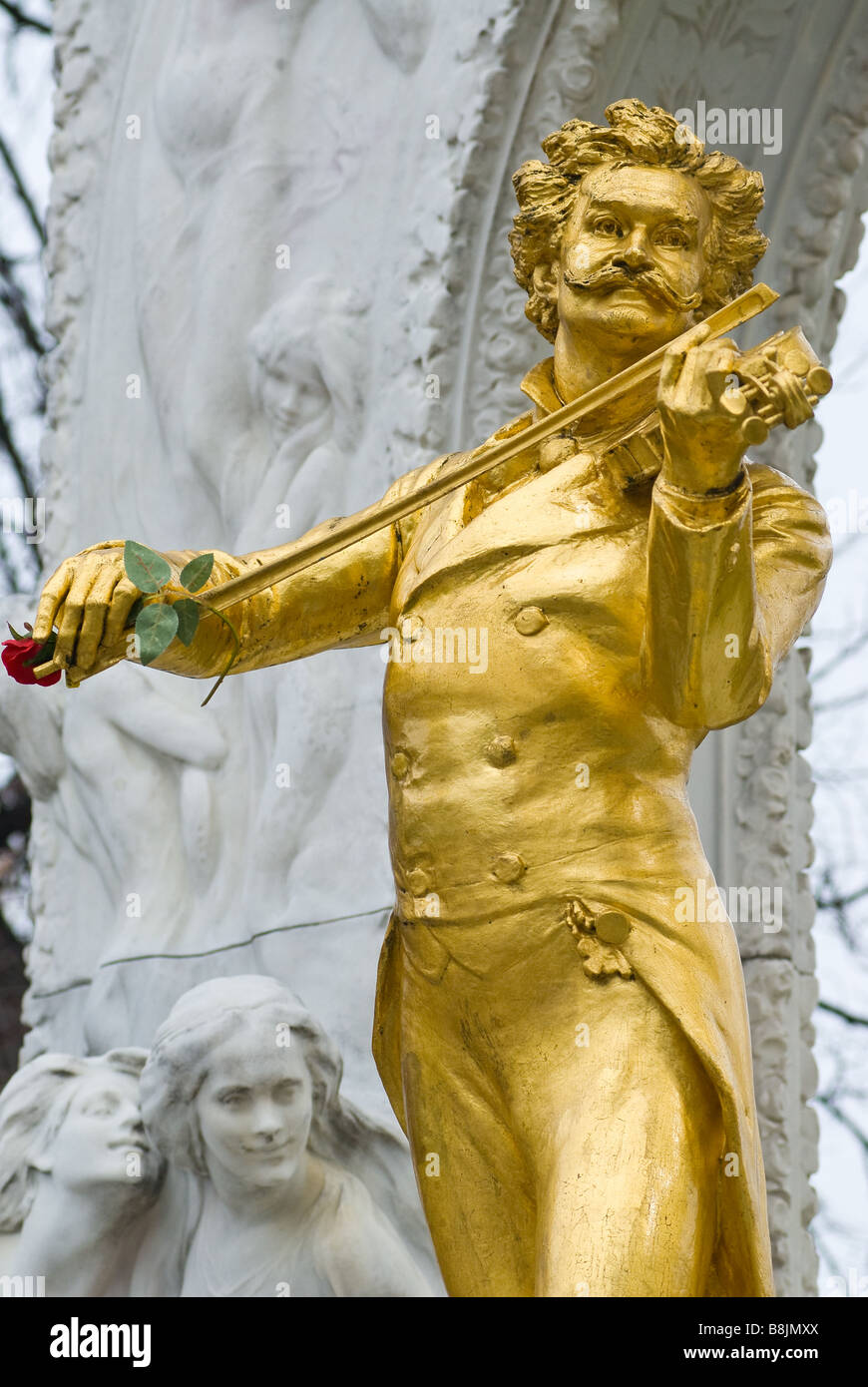 das berühmte goldene Denkmal von Johann Strauss im Wiener Stadtpark im ersten Wiener Gemeindebezirk befindet sich Stockfoto
