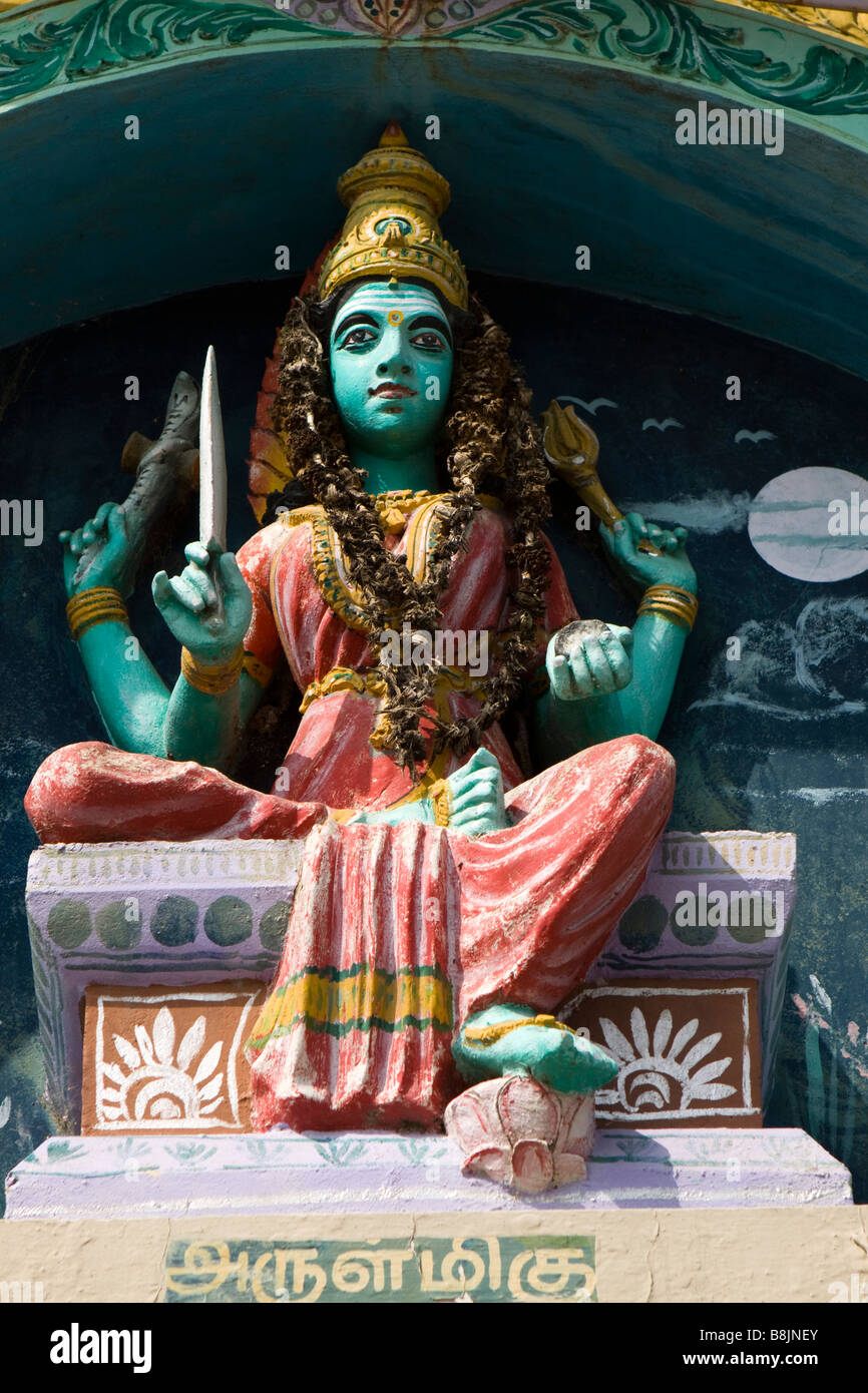 Indien-Tamil Nadu Madurai Thiruchuli Dorf lokale Tempel bunt blau konfrontiert Shiva Gottheit Stockfoto