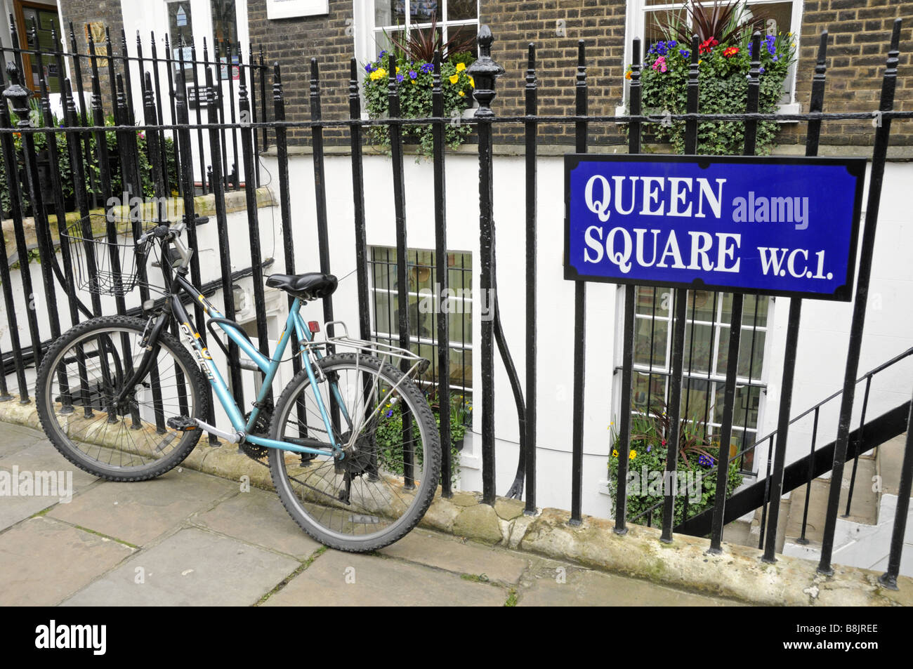Queen Square Zeichen außerhalb der Mary Ward Centre London WC1 England UK Stockfoto