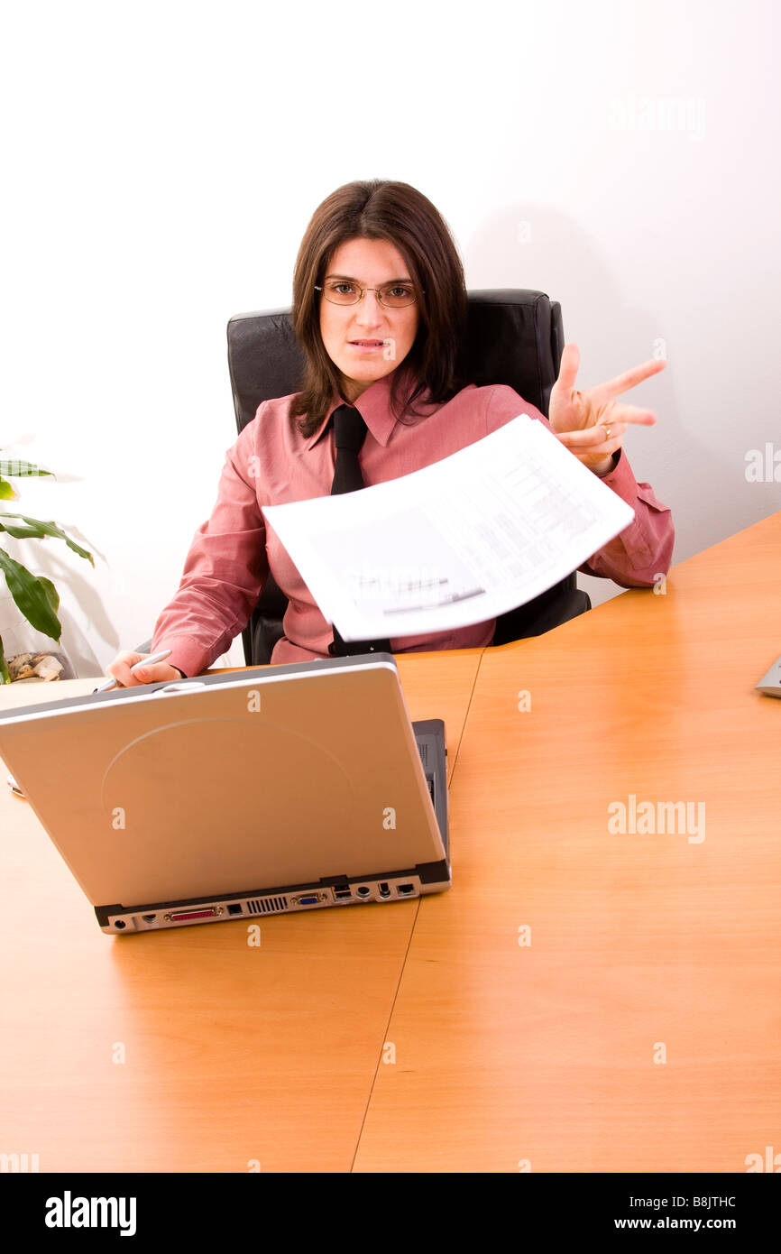 Geschäftsfrau Trowing entfernt einige Dokumente in ihrem Büro Stockfoto