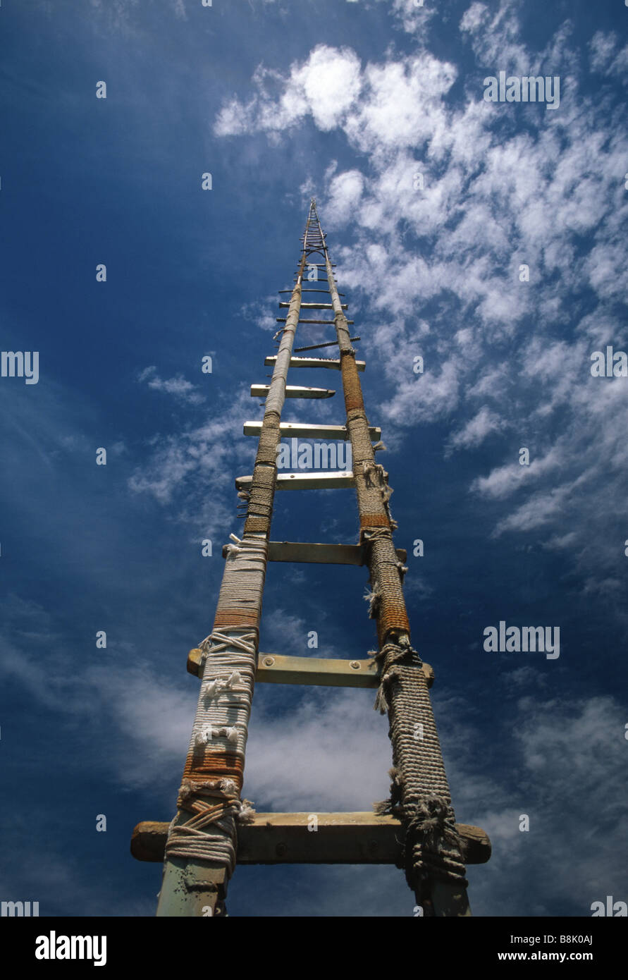 Leiter aufsteigt in blauen Himmel Stockfoto