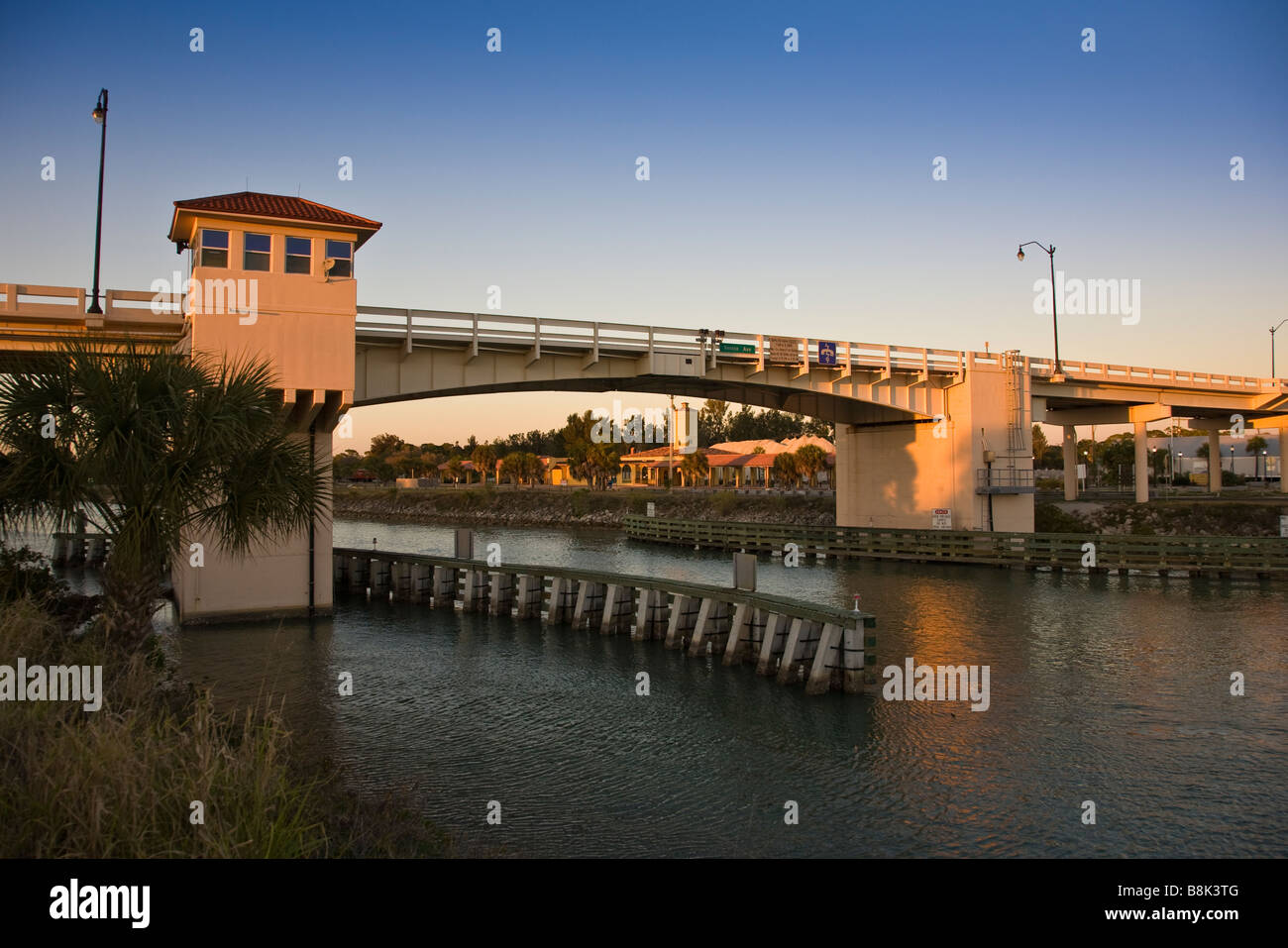 Venice Avenue Bridge über dem Gulf Intracoastal Waterway in Venice Florida bei Sonnenuntergang Stockfoto
