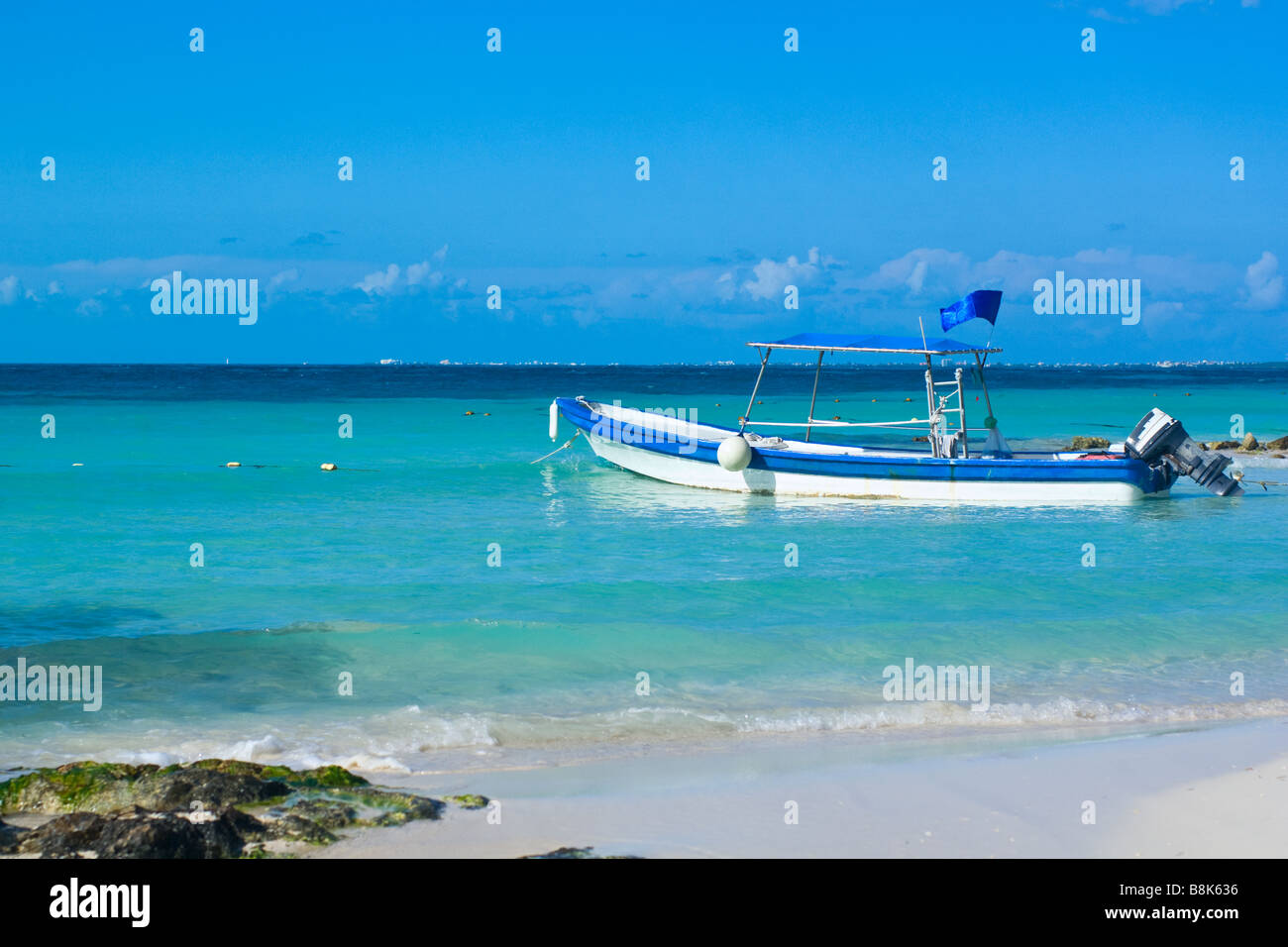 Freizeit-Boot in das türkisblaue Karibische Meer Stockfoto