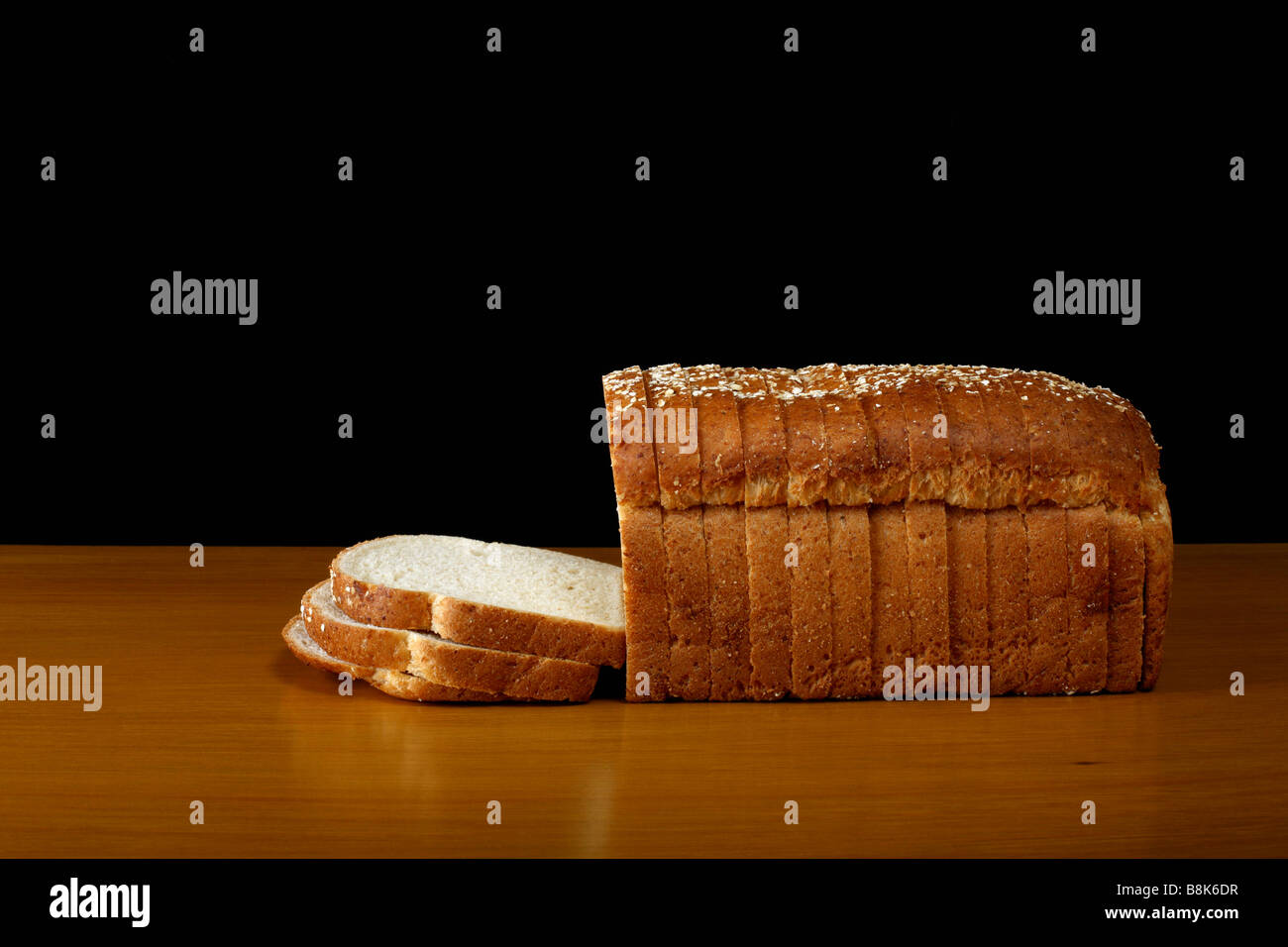 Laib Brot in Scheiben geschnitten Stockfoto