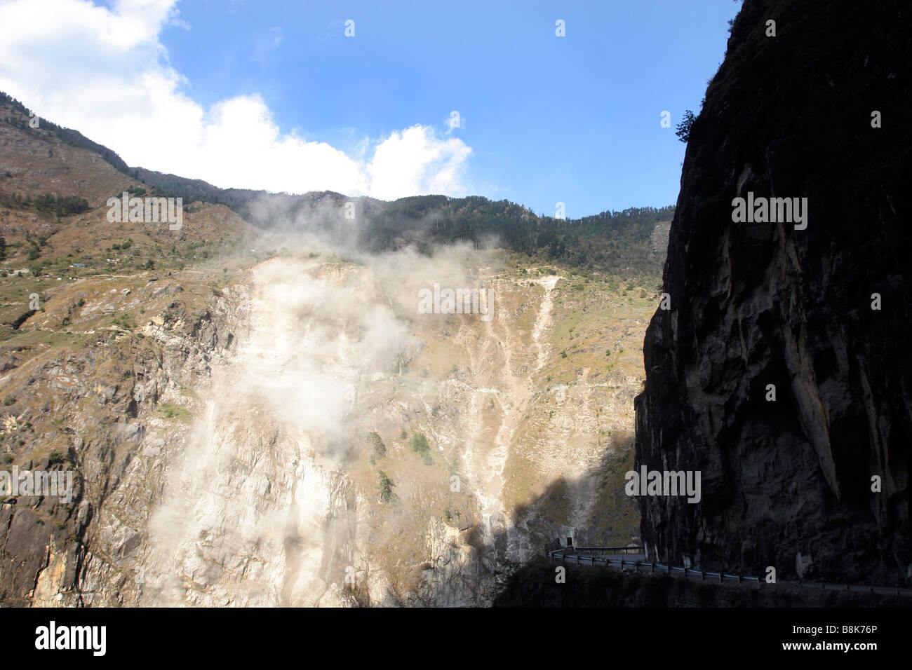 Eine Land-Folie wird gesehen, wie es, von einer hohen Straße in Himachal Pradesh im indischen Himalaya geschieht Stockfoto