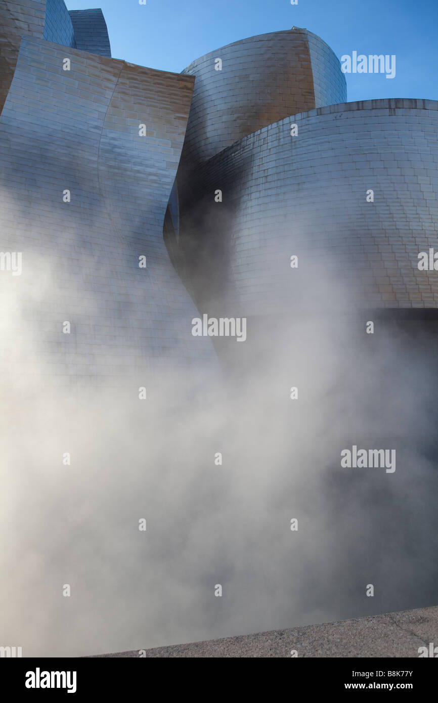 Gehrys Guggenheimmuseum, Bilbao, mit Dampf Skulptur. Stockfoto