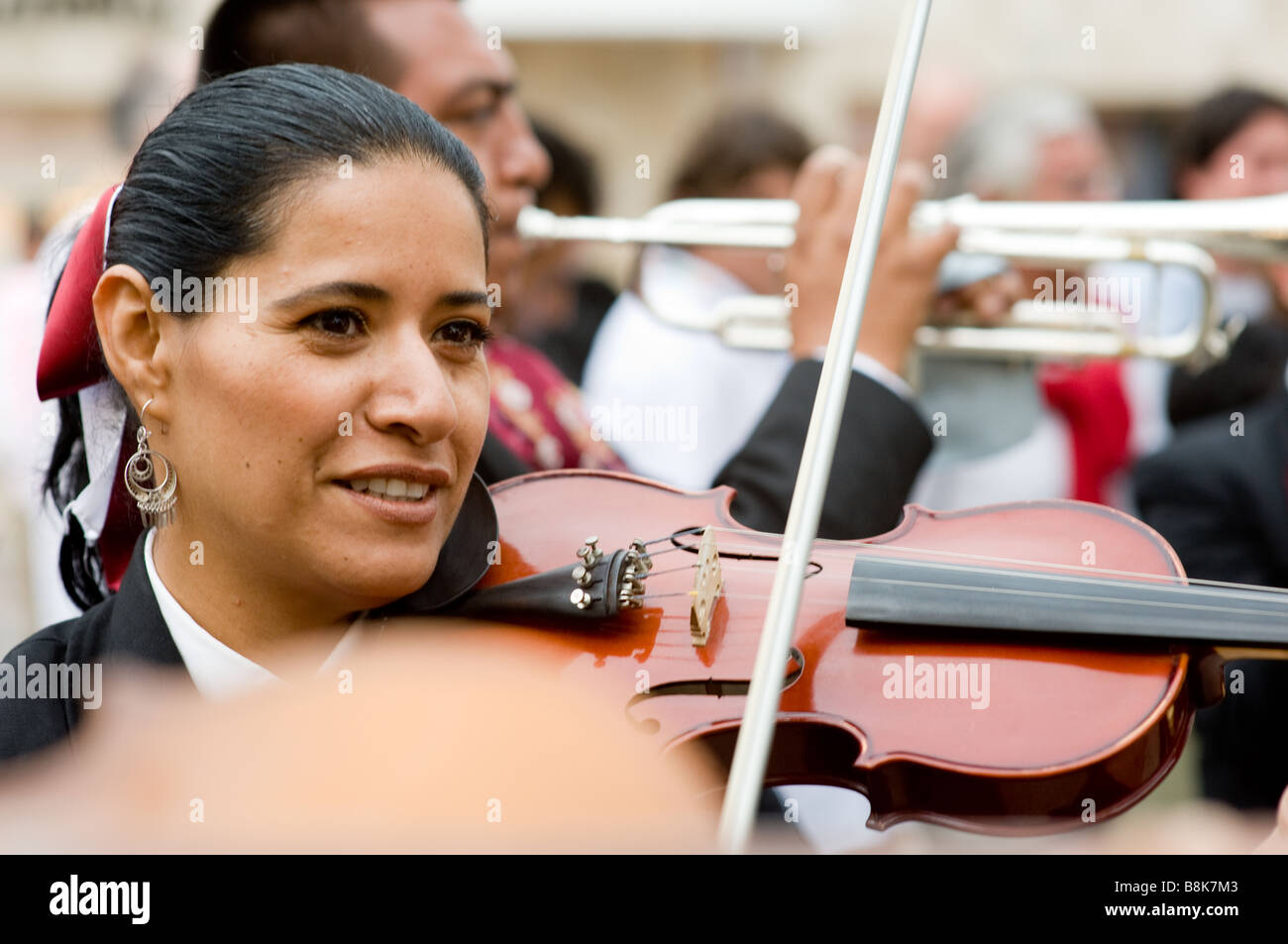 Mariachi-Band spielt bei einer Hochzeit in Quinta Avenue Playa del Carmen Mexiko Stockfoto
