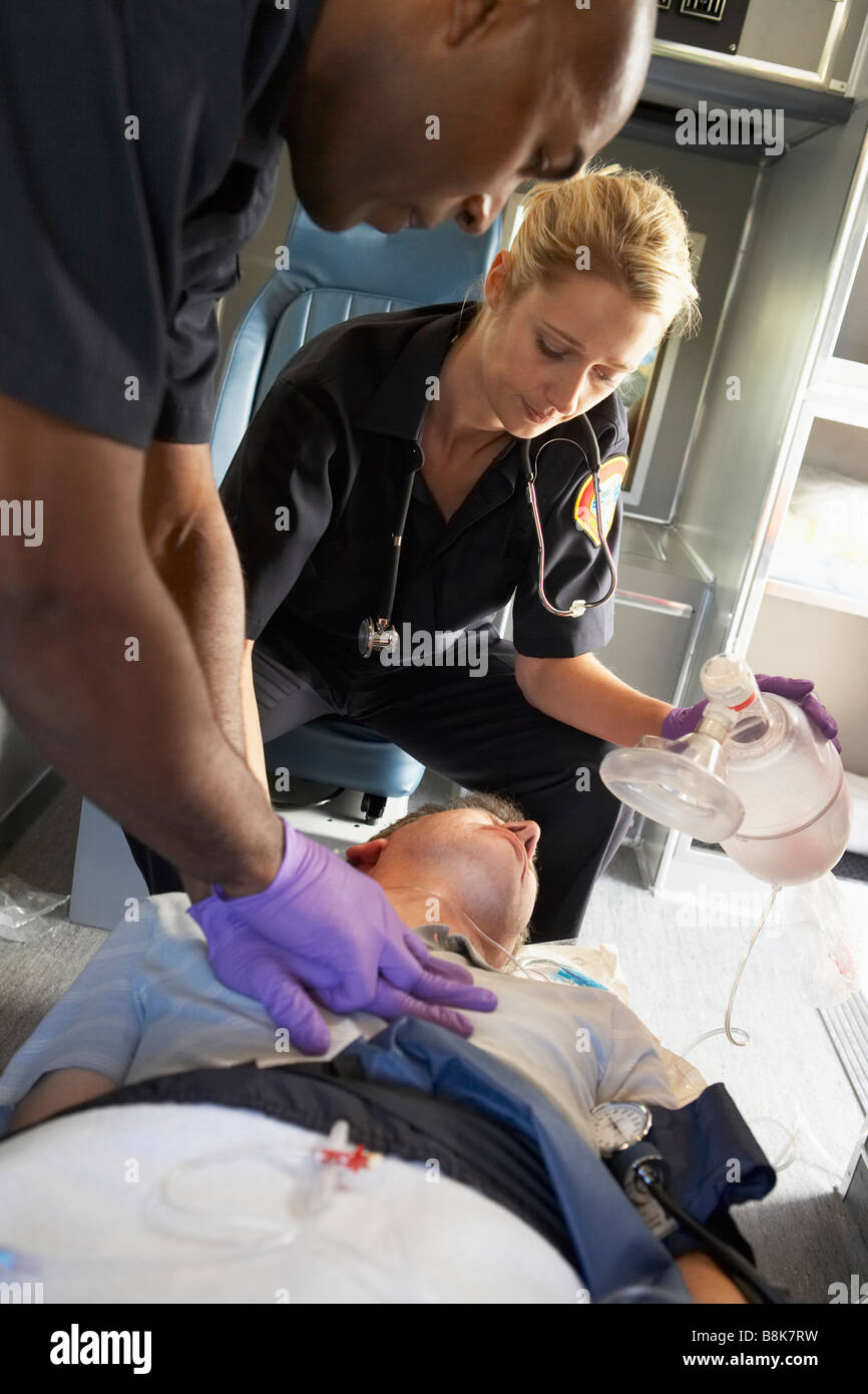 Sanitäter bei Krankenwagen CPR auf Patienten Stockfoto