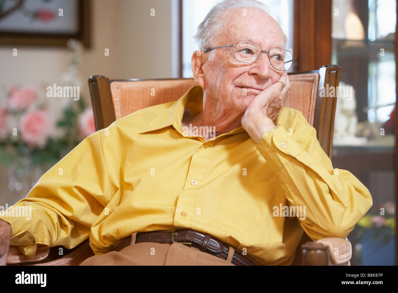 Entspannung in Sessel Senior woman Stockfoto