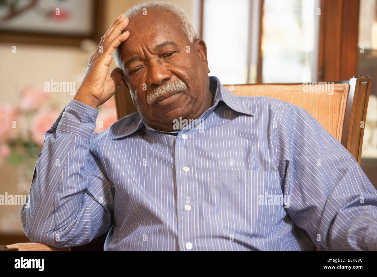 Entspannung in Sessel Senior woman Stockfoto