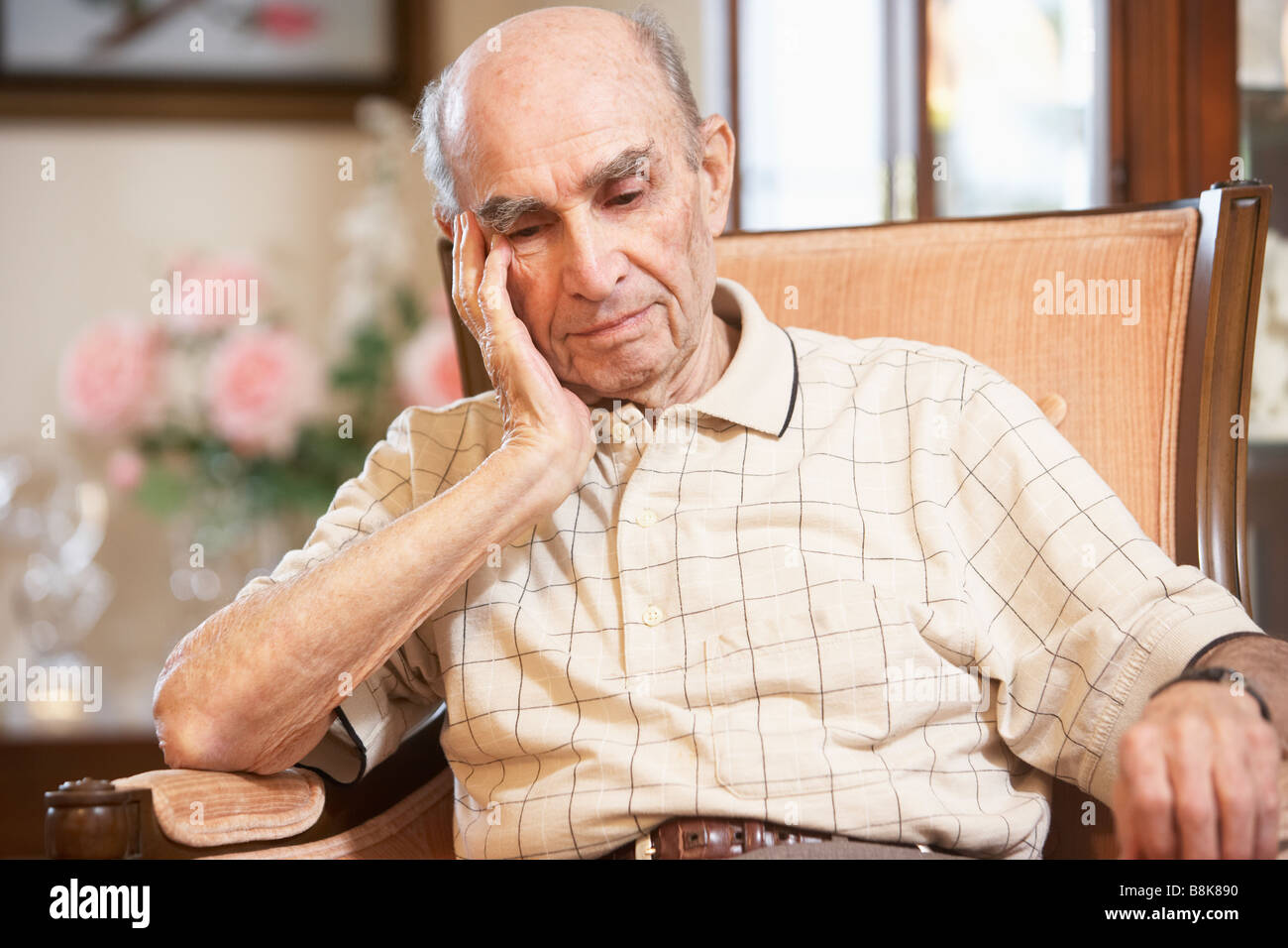 Ältere Mann ruht in Sessel Stockfoto
