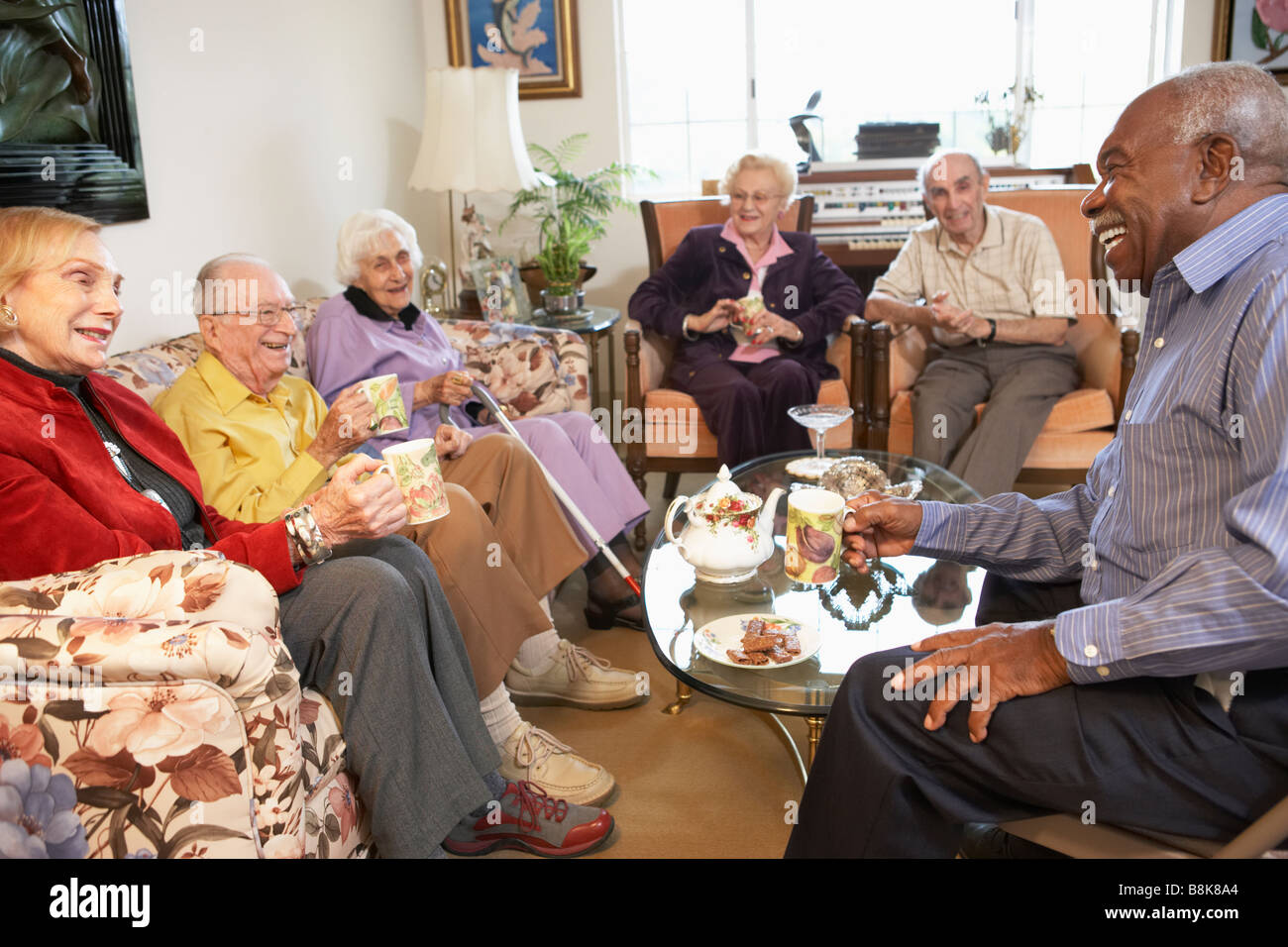 Ältere Erwachsene mit Morgen-Tee zusammen Stockfoto