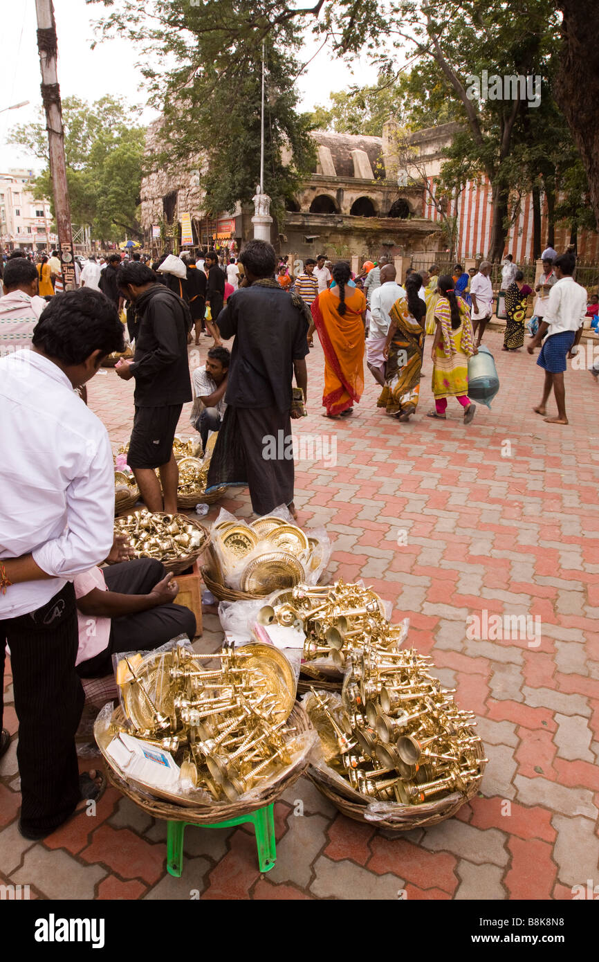 Indien-Tamil Nadu Madurai Souvenir Messinggeschirr Stall vor Sri-Meenakshi-Tempel Stockfoto